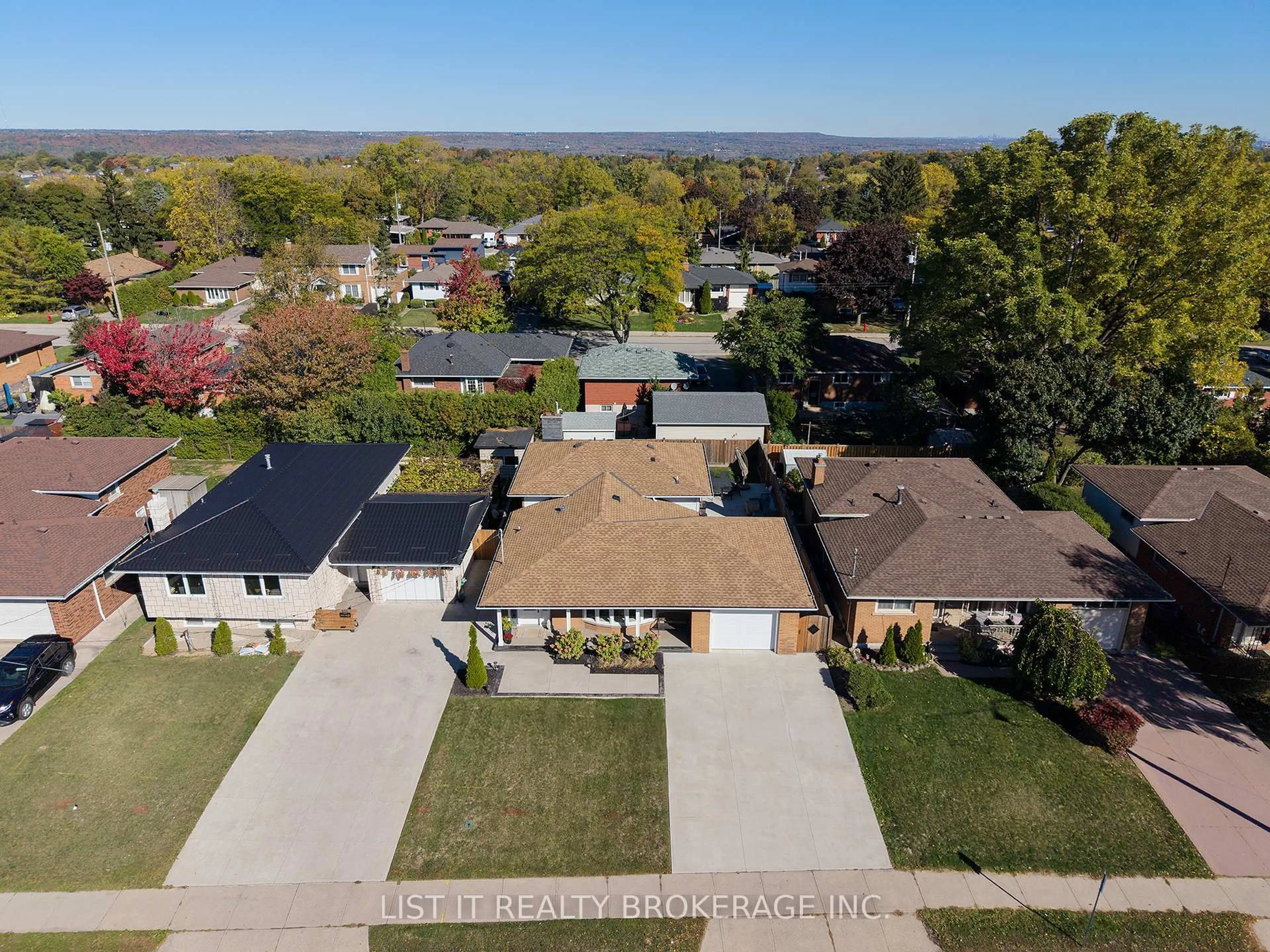 A pic from outside/outdoor area/front of a property/back of a property/a pic from drone, street for 662 Mohawk Rd, Hamilton Ontario L9C 1X8