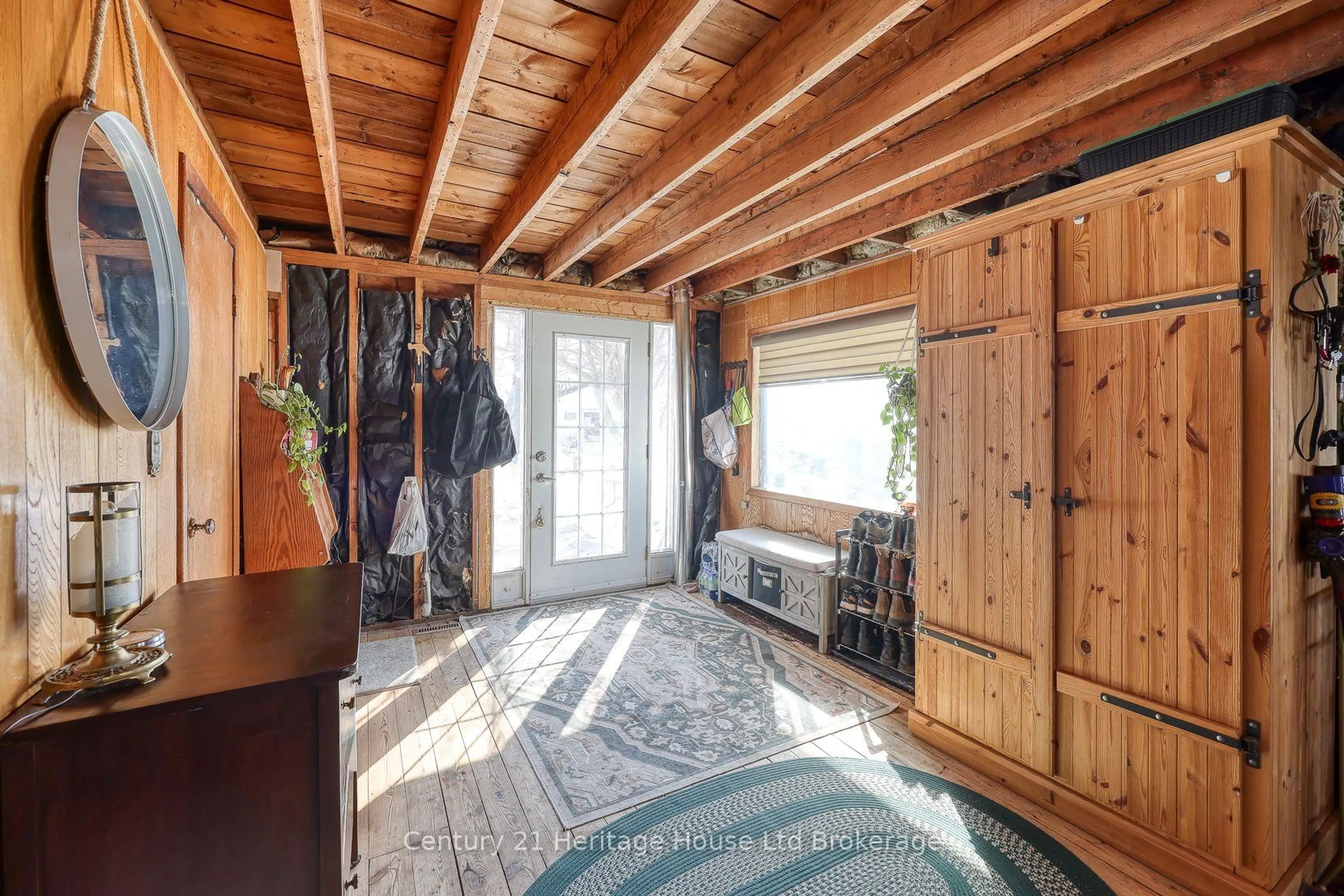 Indoor entryway for 384810 Salford Rd, Norwich Ontario N0J 1C0