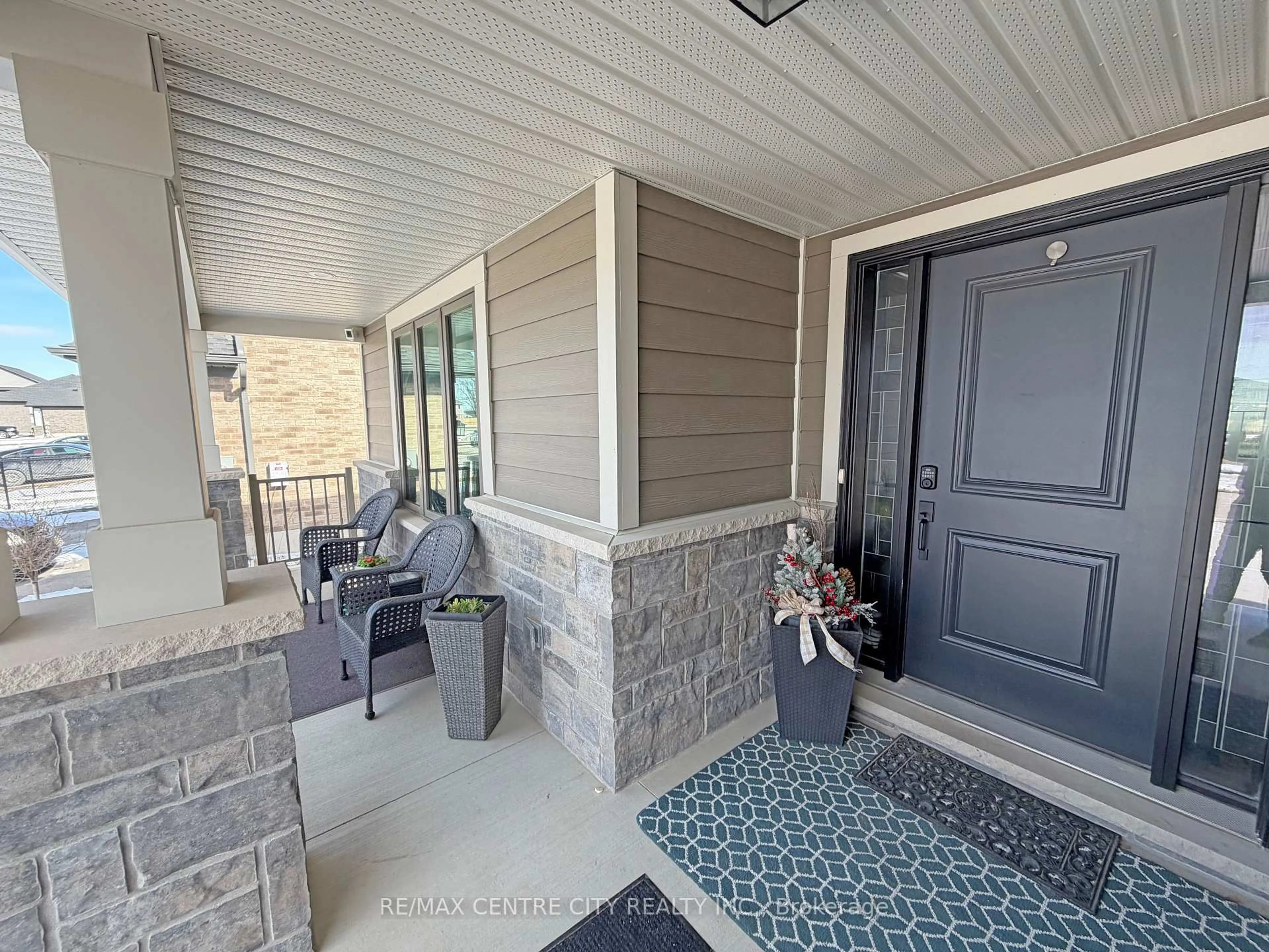 Indoor entryway for 46 Snowy Owl Tr, Central Elgin Ontario N5R 0M6