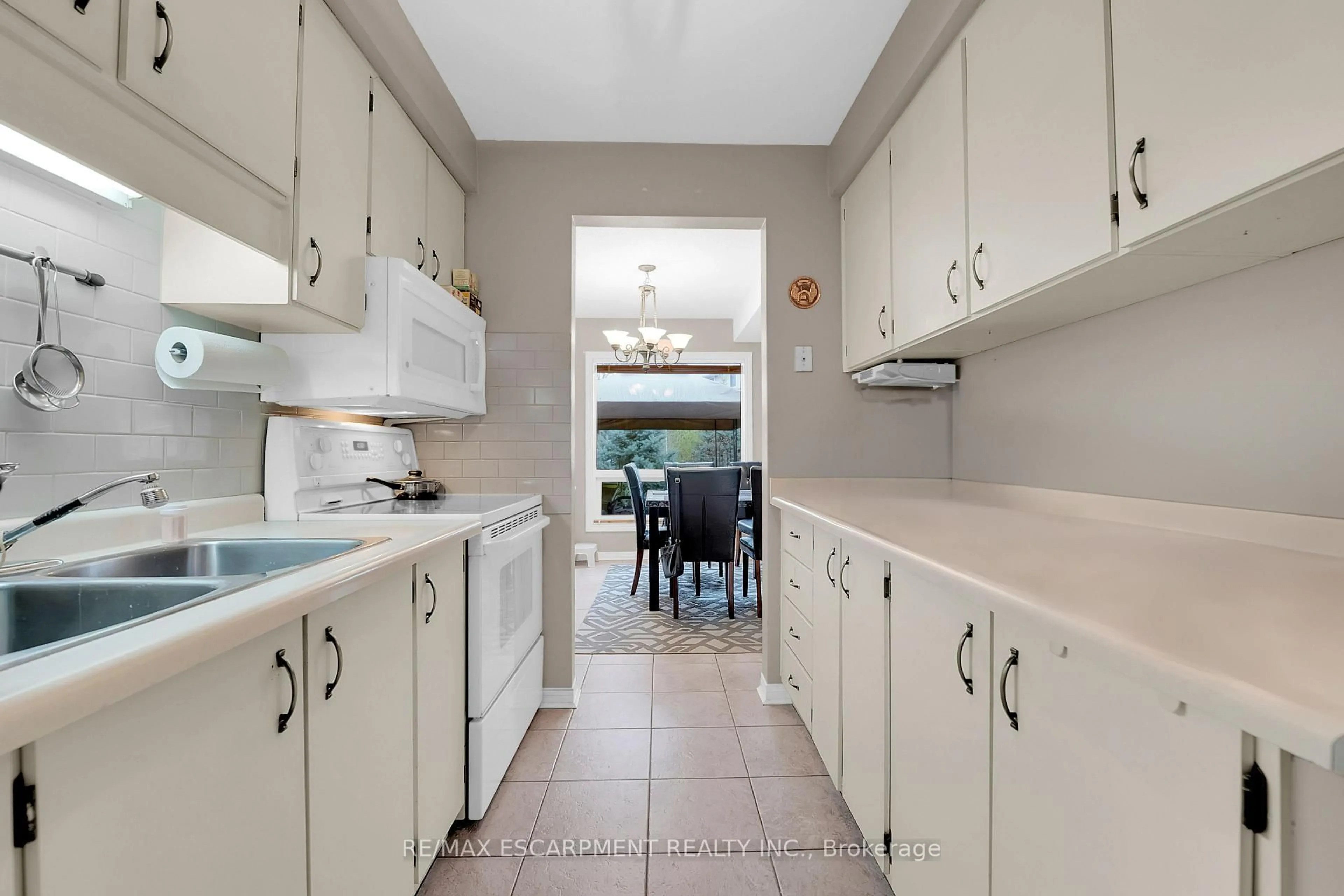 Standard kitchen, ceramic/tile floor for 5016 Friesen Blvd, Lincoln Ontario L0R 1B5