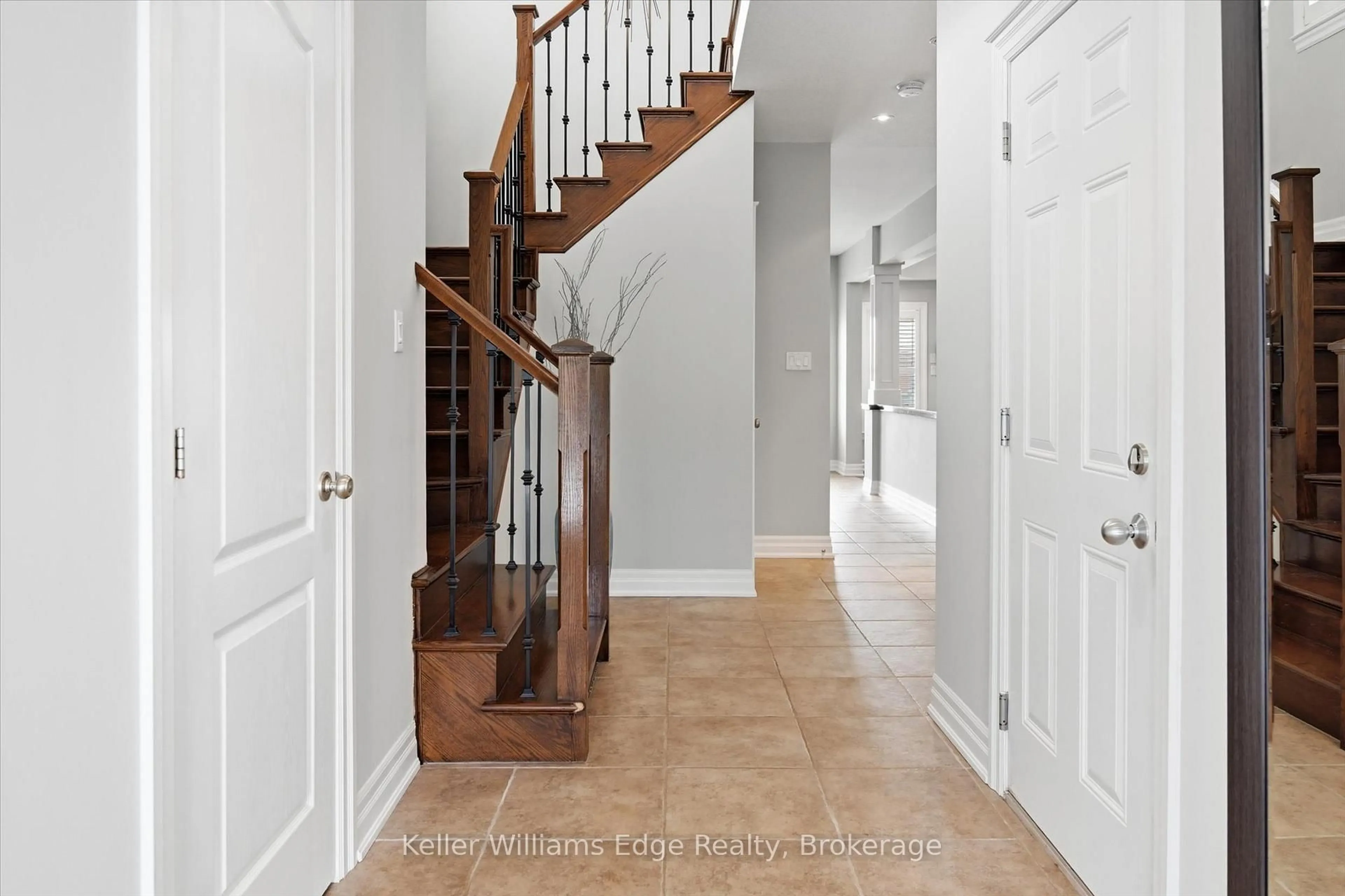 Indoor foyer for 444 DICENZO Dr, Hamilton Ontario L9B 0B3