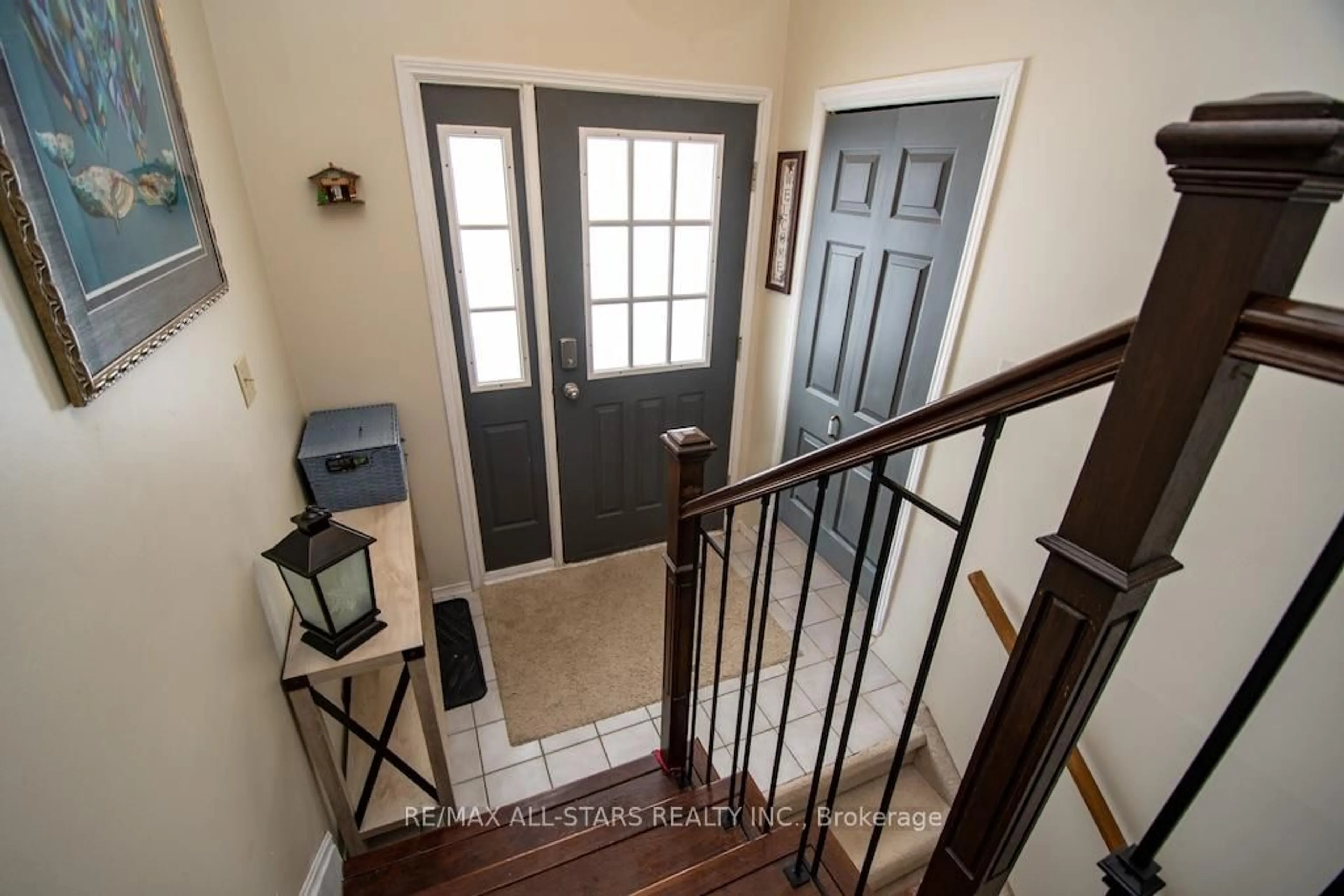 Indoor entryway for 9 Don Crt, Kawartha Lakes Ontario K9V 5T1