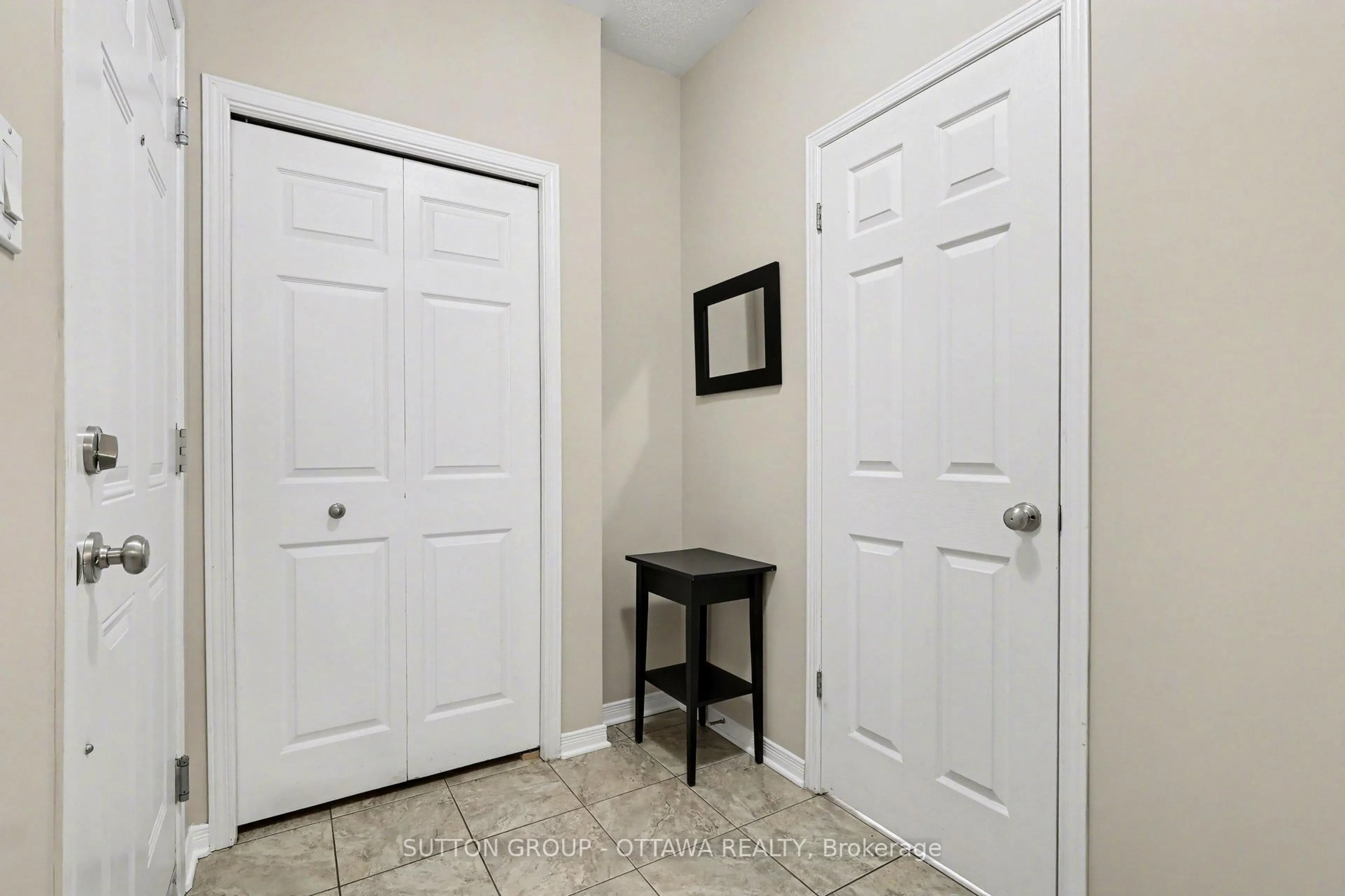 Indoor entryway for 340 London Terr, Ottawa Ontario K1K 2W3