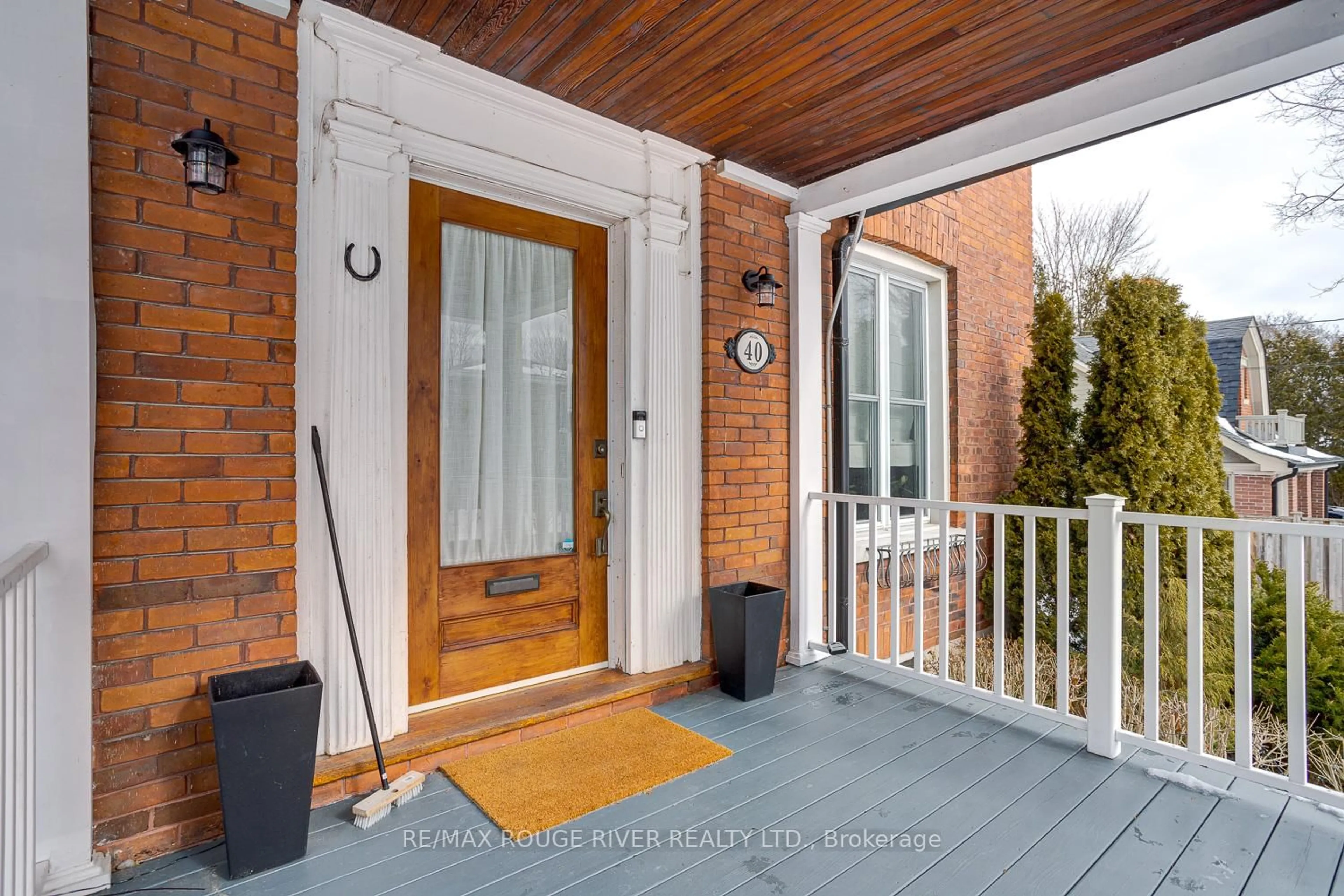 Indoor entryway for 40 Buck St, Cobourg Ontario K9A 2K9