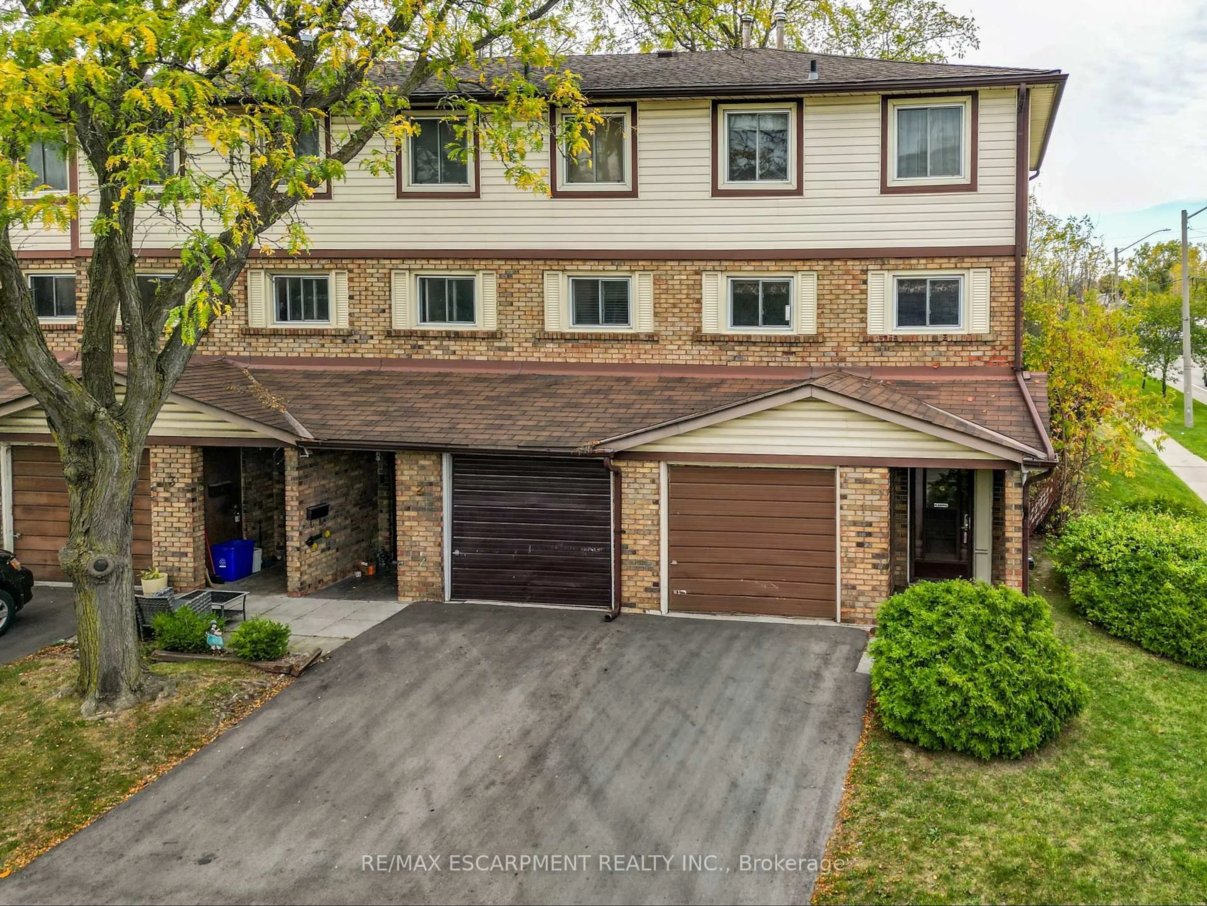 A pic from outside/outdoor area/front of a property/back of a property/a pic from drone, street for 34 Bow Valley Dr #1, Hamilton Ontario L8E 3L4