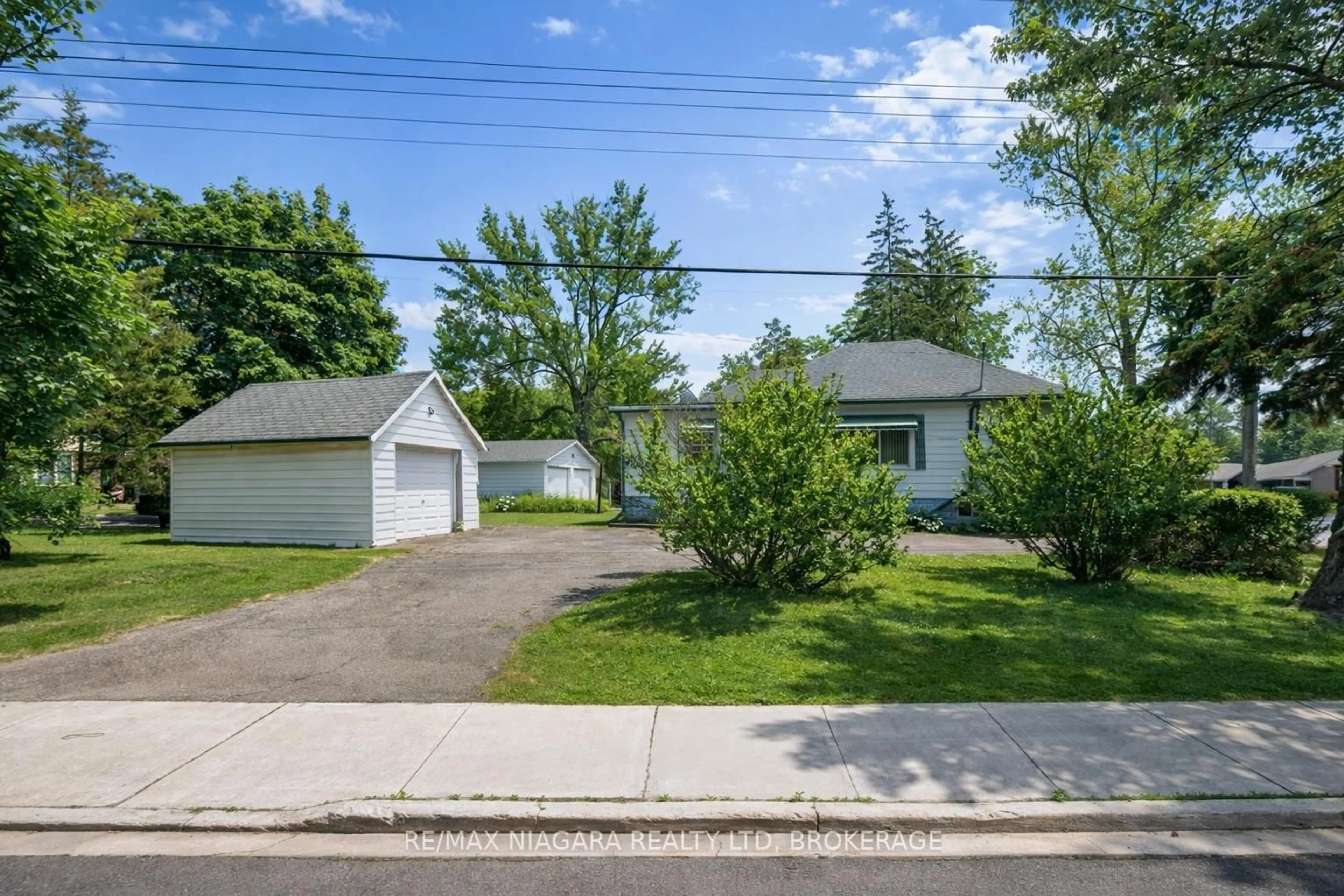 A pic from outside/outdoor area/front of a property/back of a property/a pic from drone, street for 170 Thorold Rd, Welland Ontario L3C 3V6