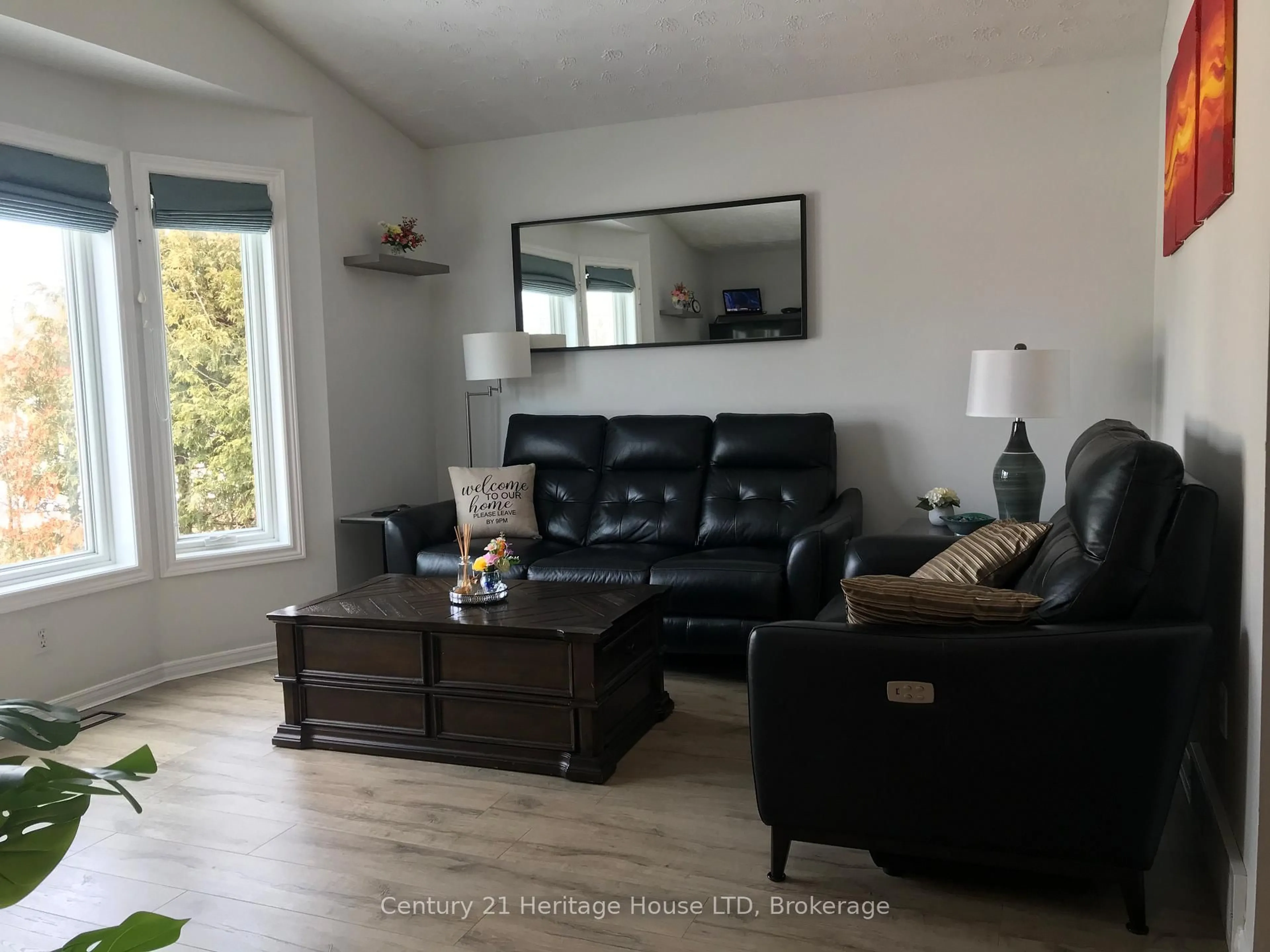 Living room with furniture, wood/laminate floor for 25 Nelson Ave, Fort Erie Ontario L2A 5K7