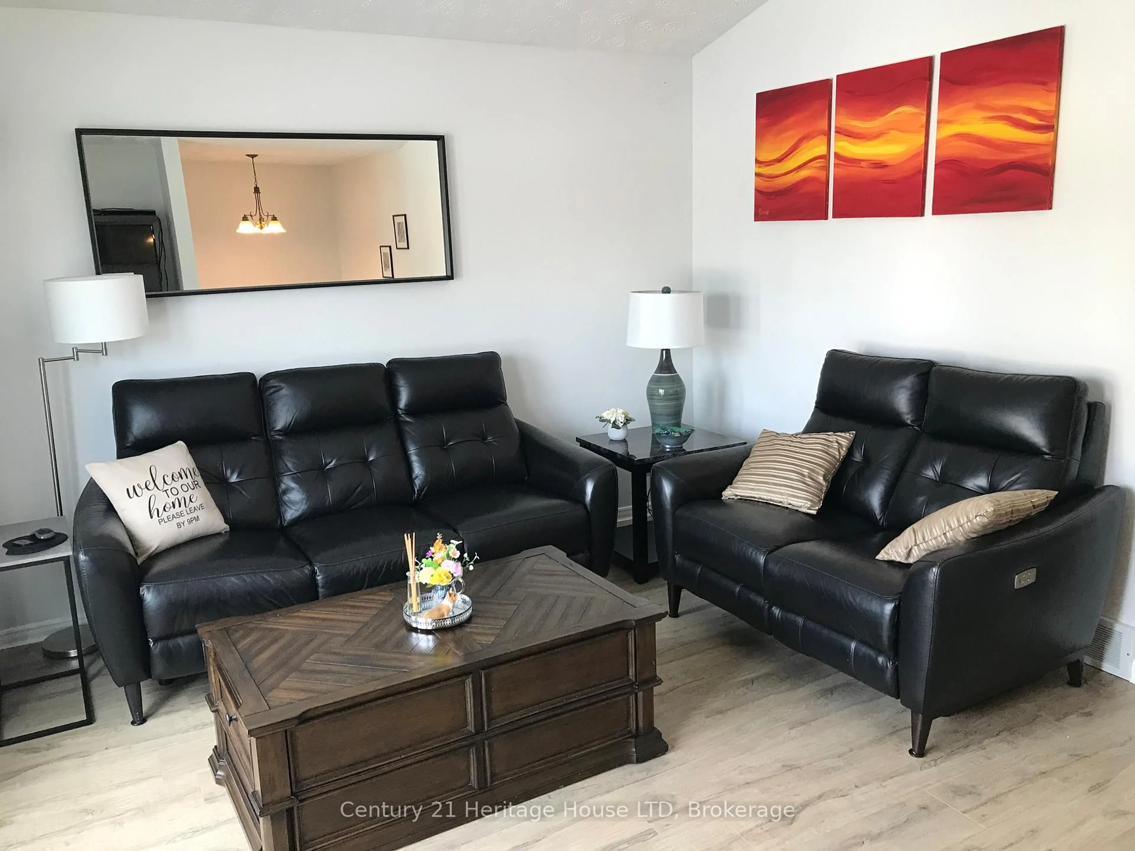Living room with furniture, unknown for 25 Nelson Ave, Fort Erie Ontario L2A 5K7