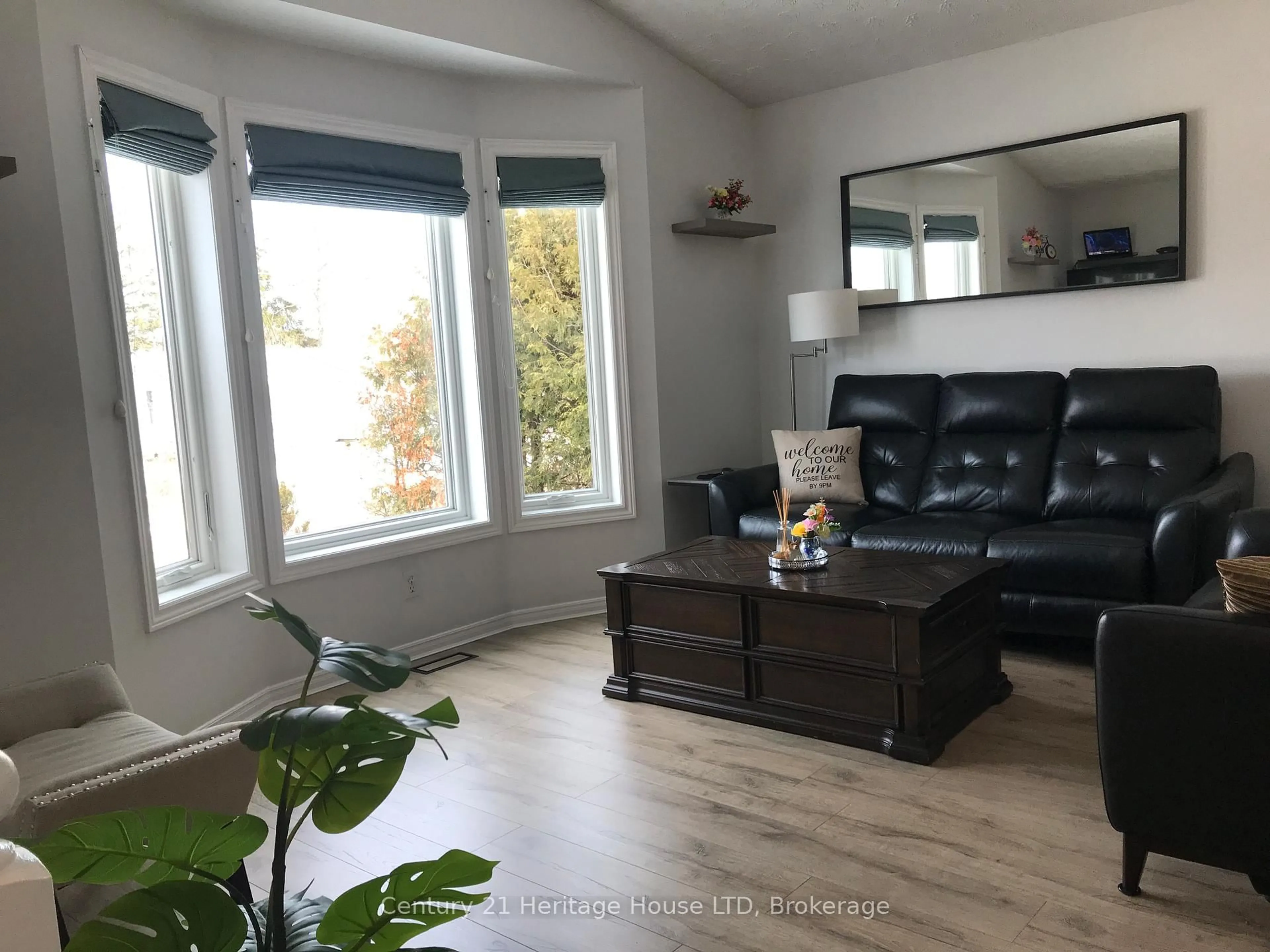 Living room with furniture, wood/laminate floor for 25 Nelson Ave, Fort Erie Ontario L2A 5K7