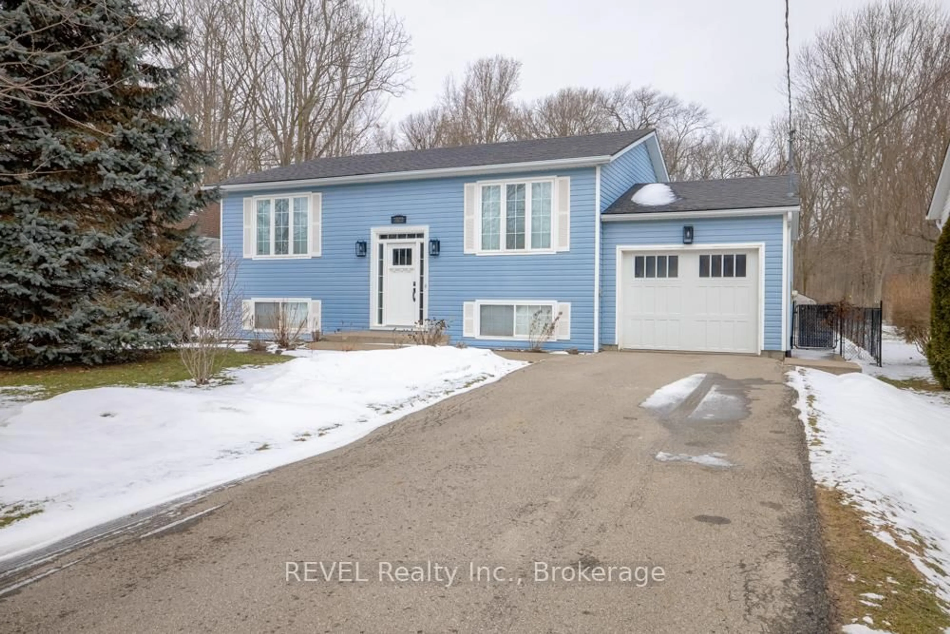 Home with vinyl exterior material, street for 3522 Dominion Rd, Fort Erie Ontario L0S 1N0