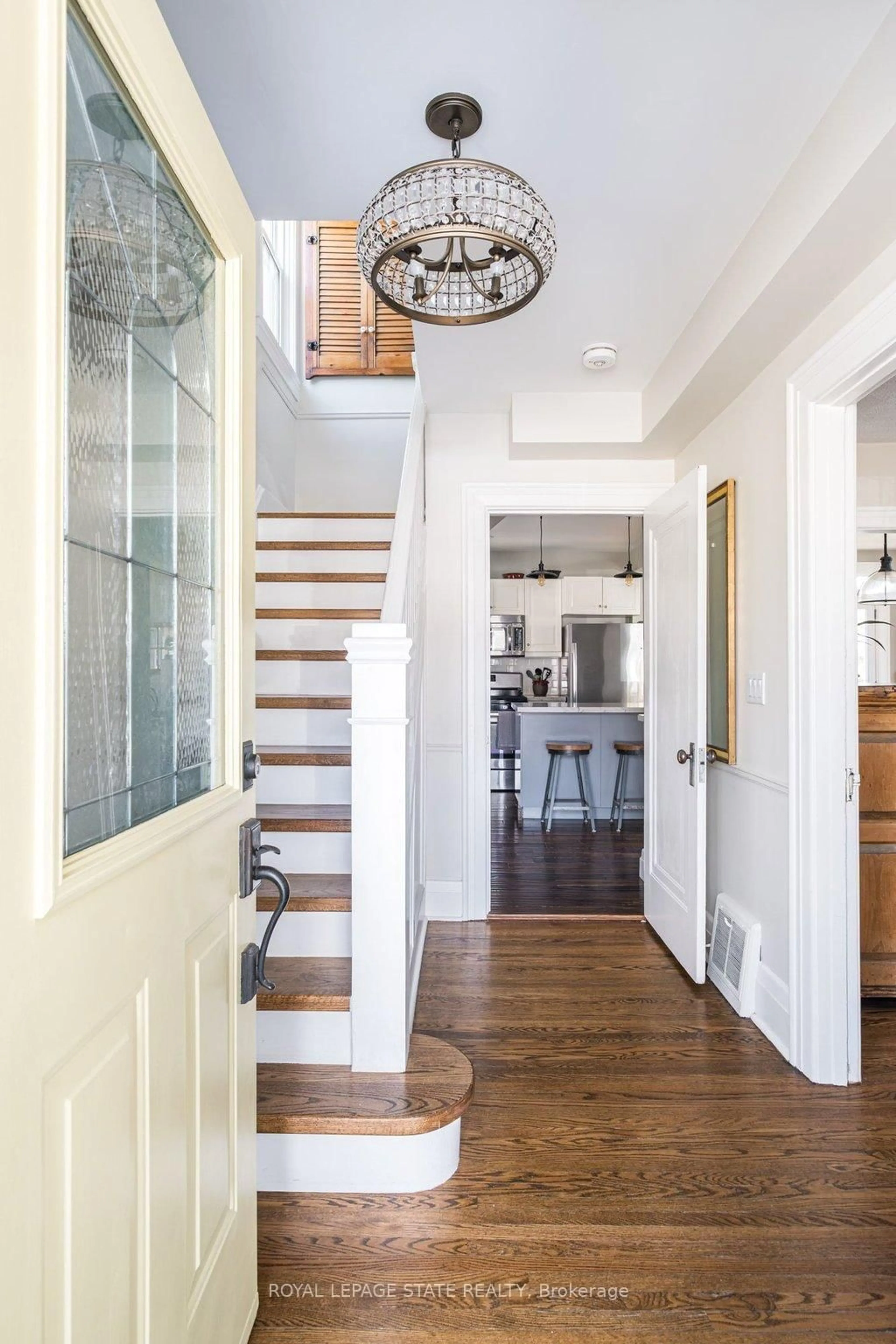 Indoor entryway for 154 Park St, Hamilton Ontario L9H 1X7