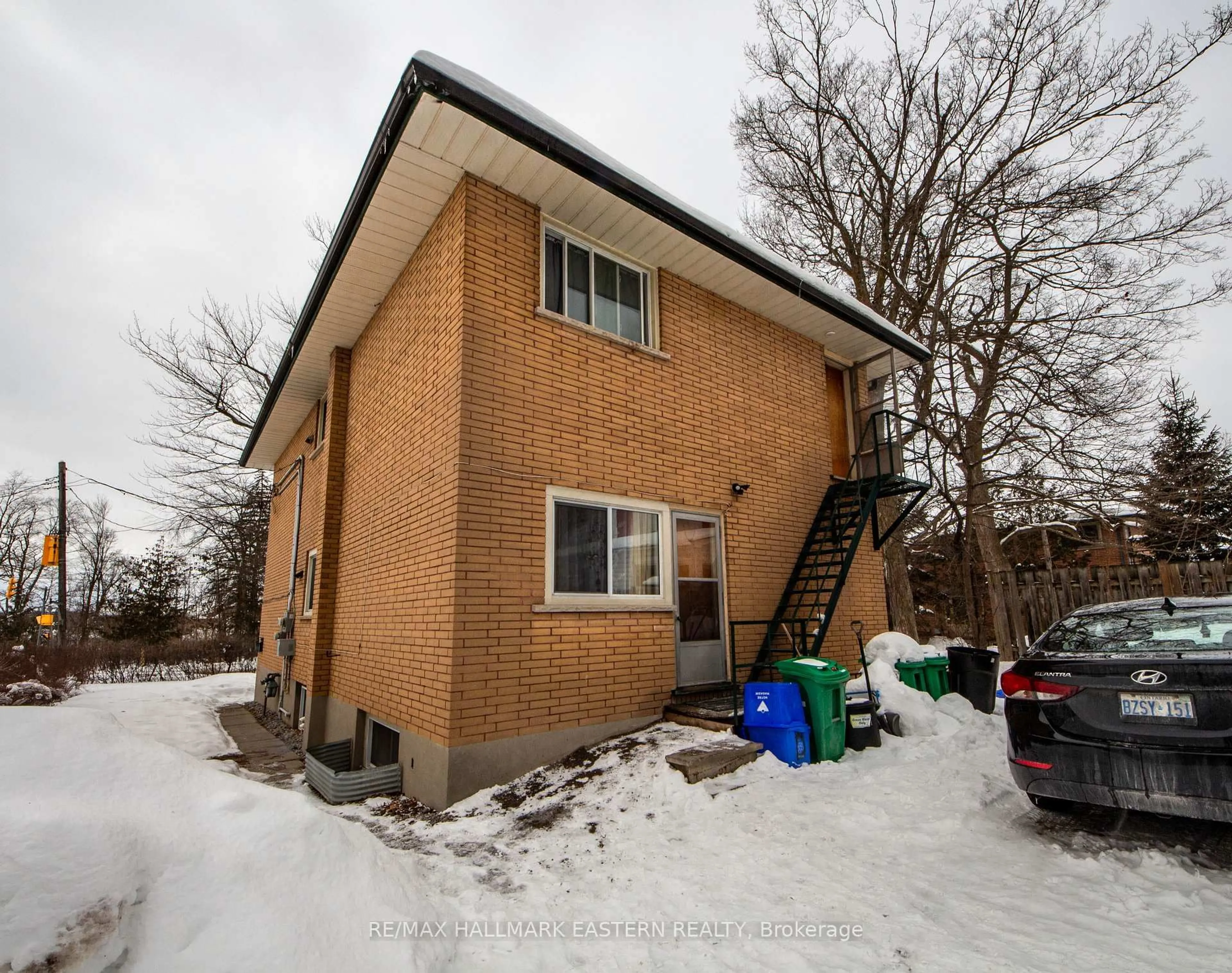 Home with brick exterior material, building for 722 Chemong Rd, Peterborough Ontario K9H 5Y9