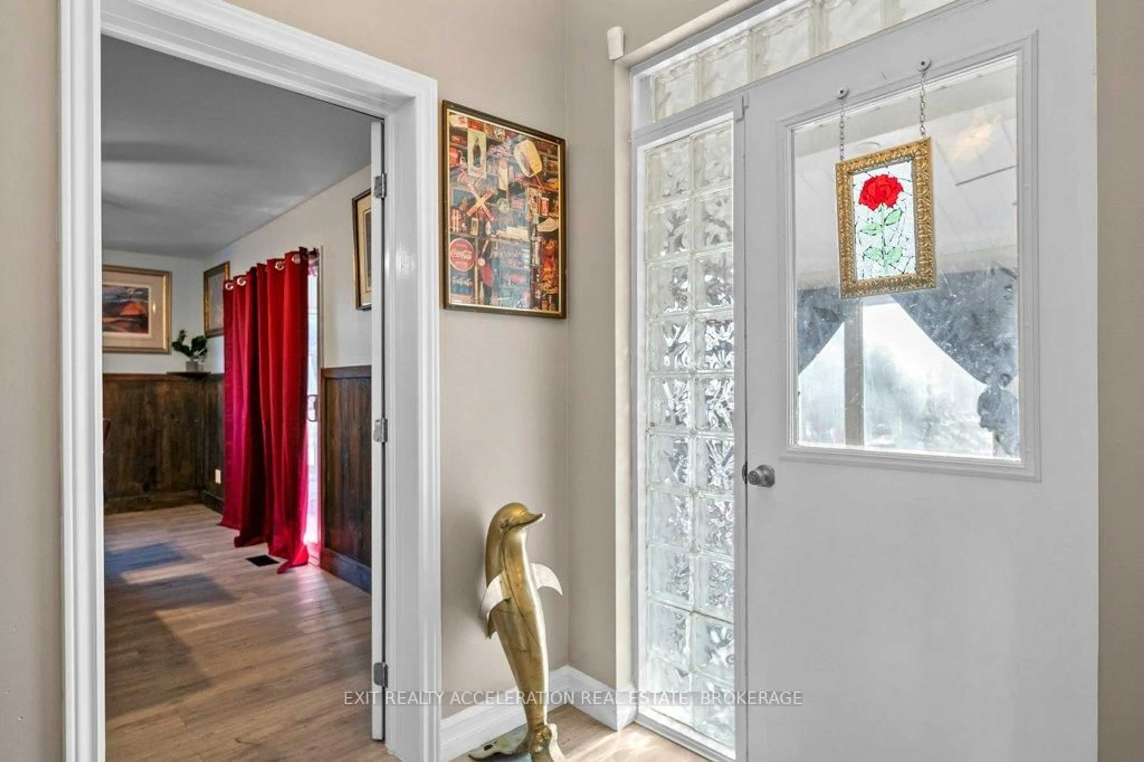 Indoor foyer for 8061 County Rd 2, Greater Napanee Ontario K0K 2W0