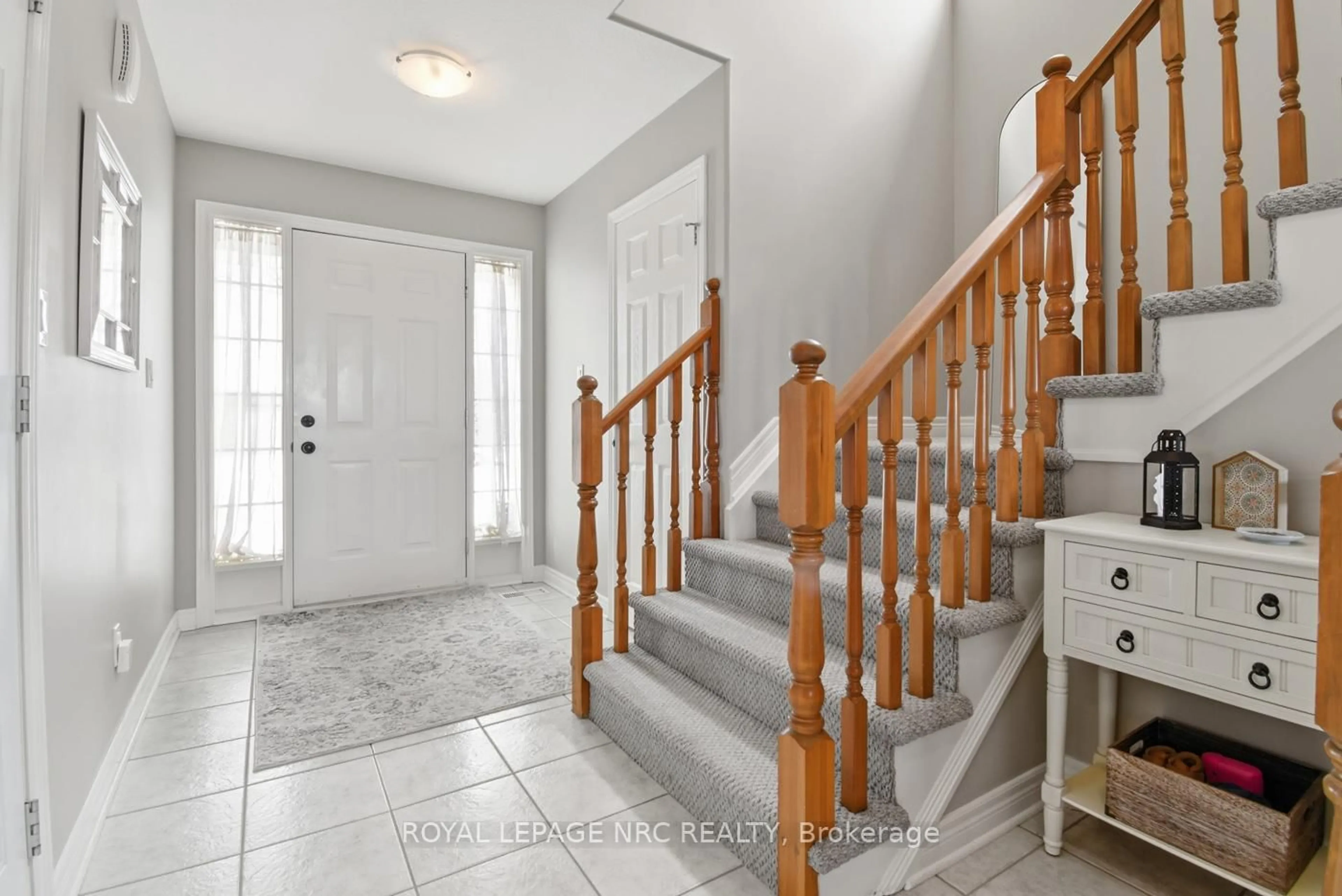 Indoor entryway for 5245 White Dove Pkwy, Niagara Falls Ontario L2H 3M5