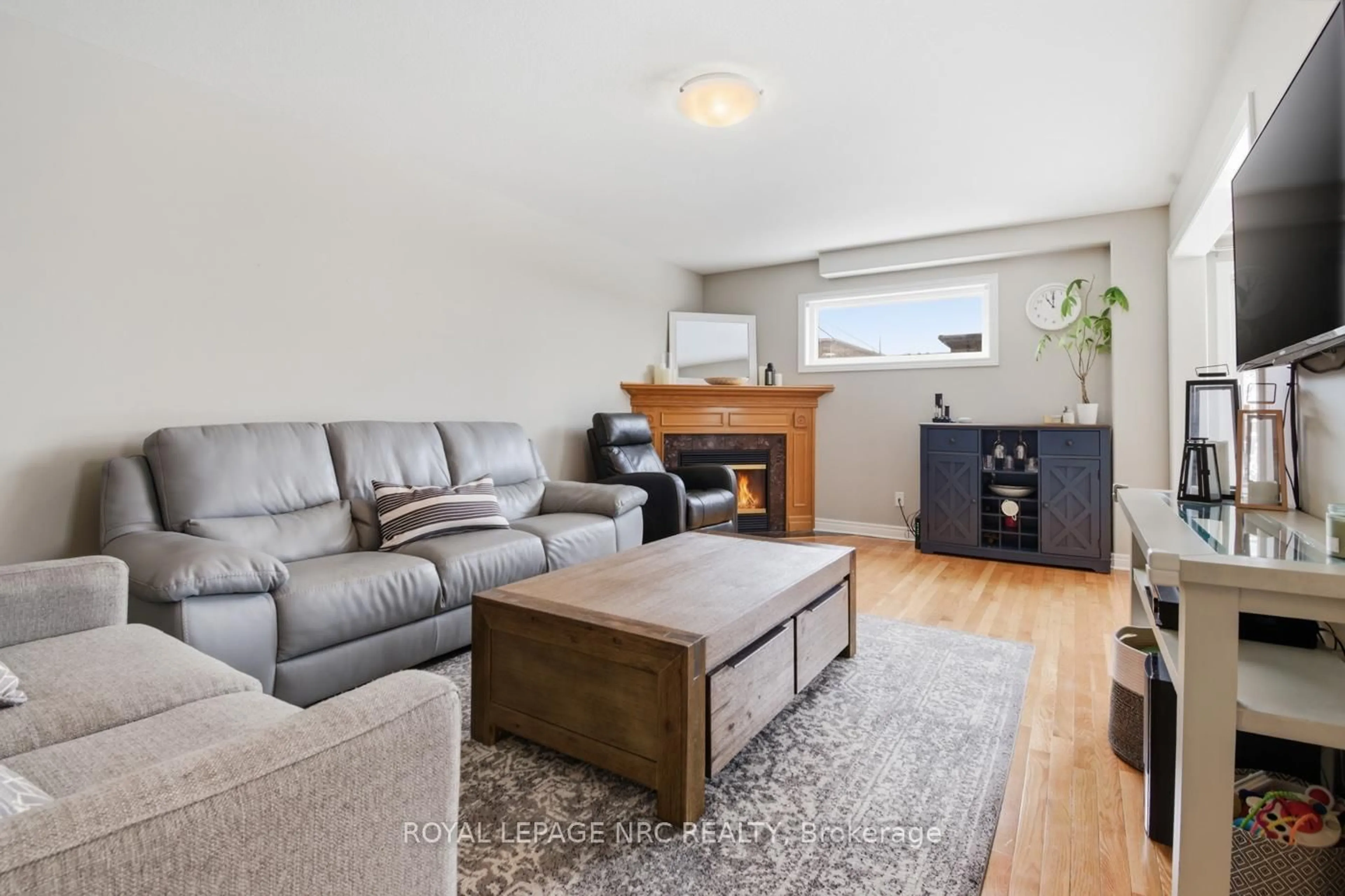 Living room with furniture, wood/laminate floor for 5245 White Dove Pkwy, Niagara Falls Ontario L2H 3M5