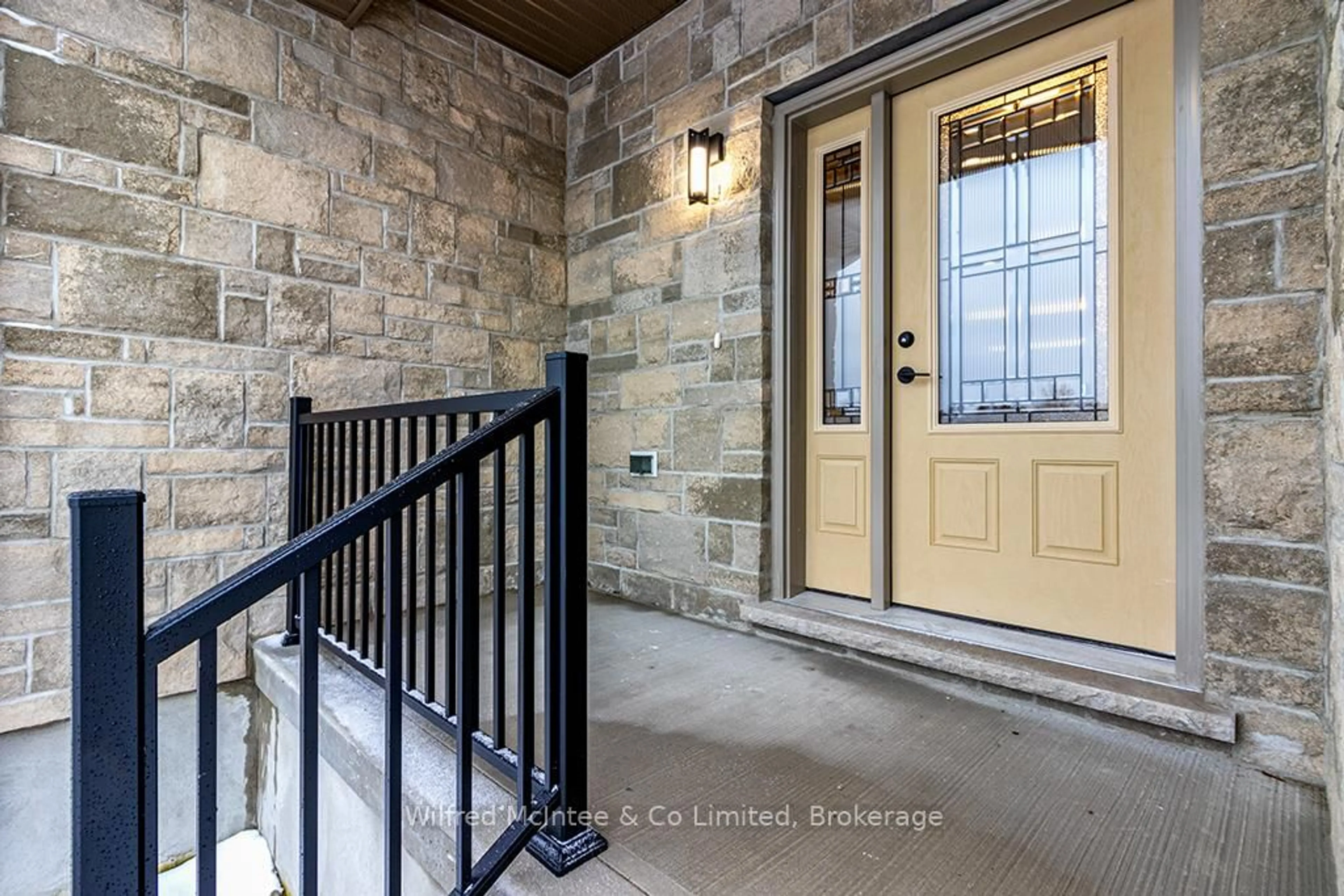 Indoor entryway for 225 SAUGEEN St, Saugeen Shores Ontario N0H 2L0