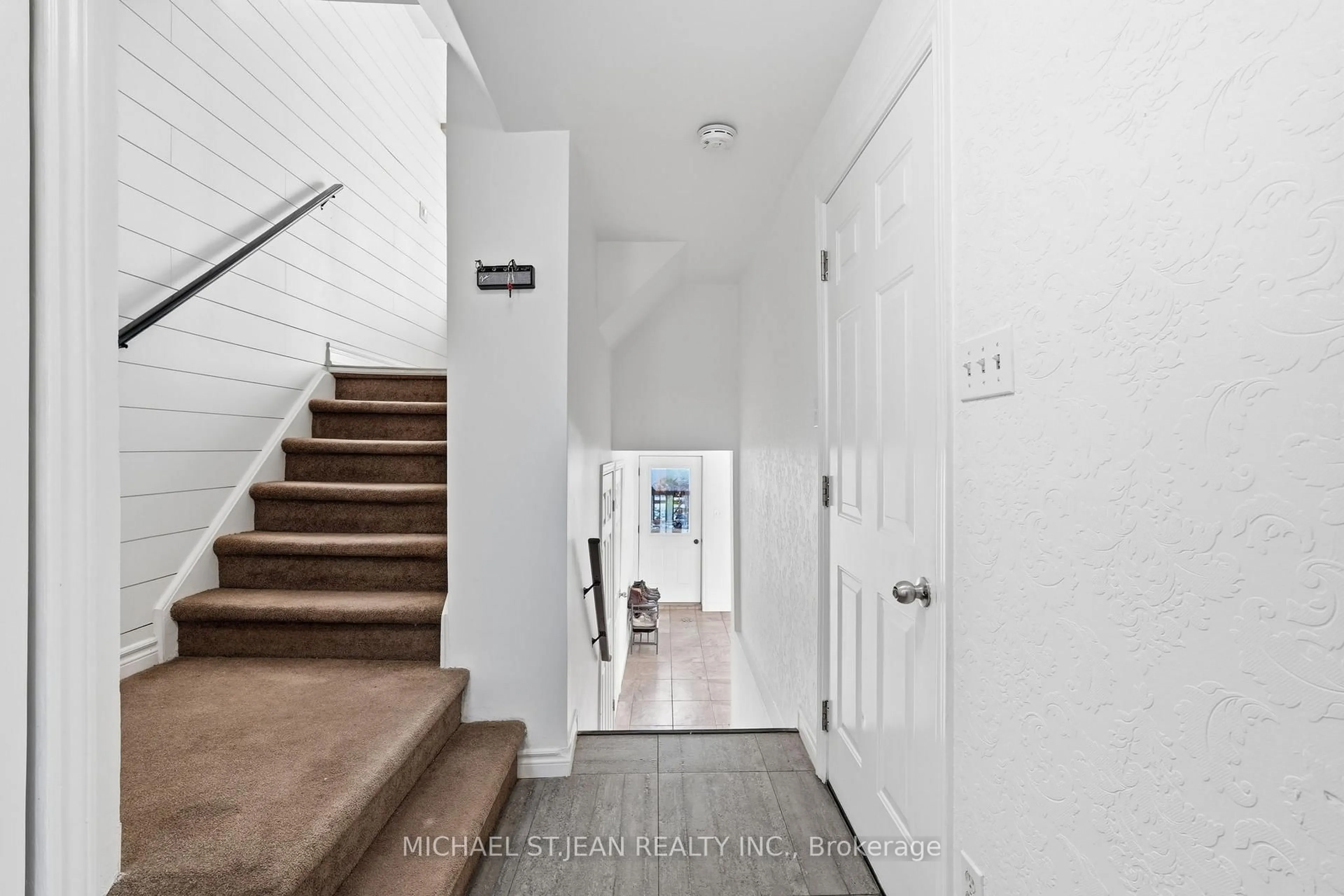 Indoor entryway for 23 Watsons Lane #43, Hamilton Ontario L9H 5G9