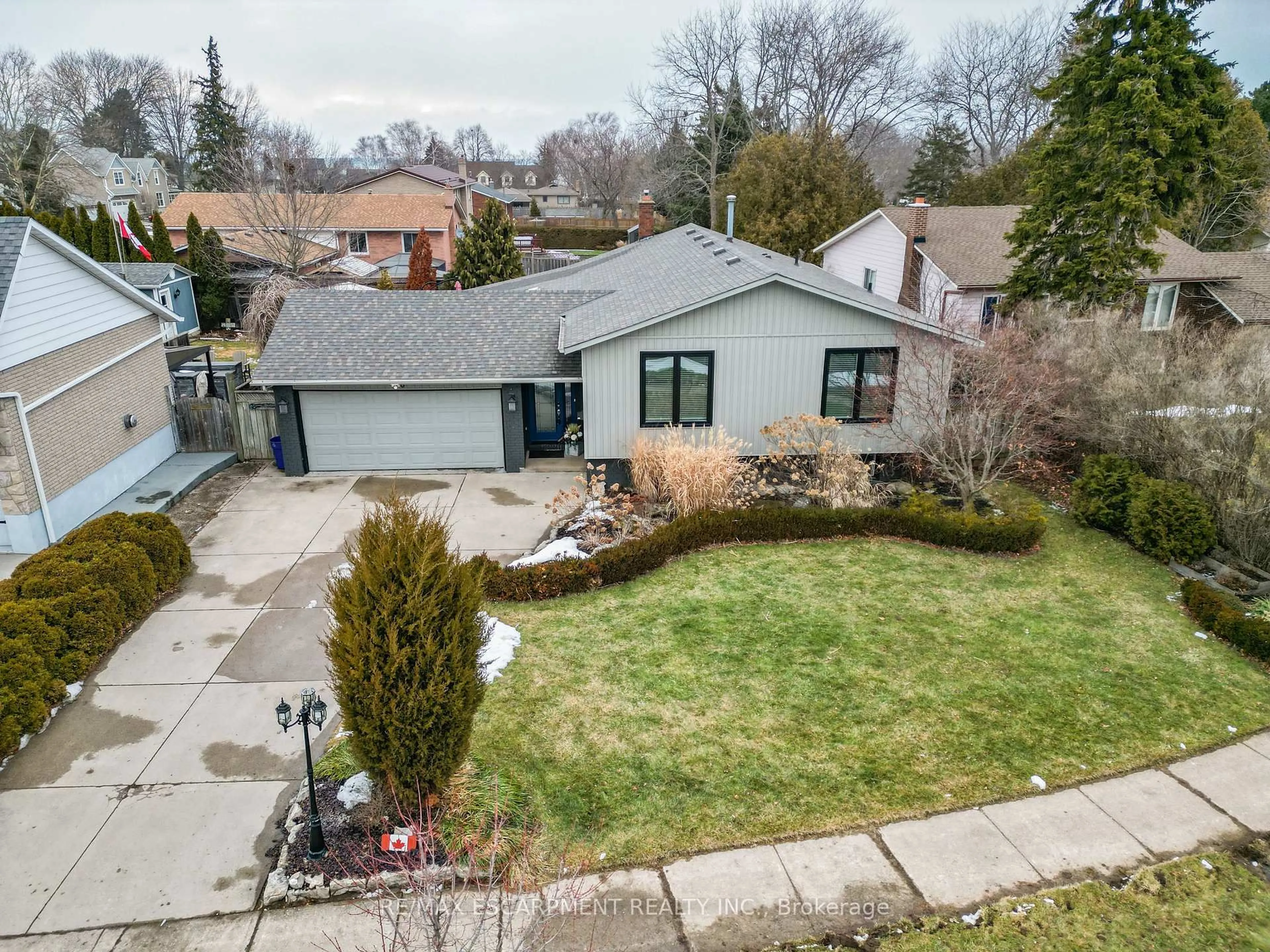 A pic from outside/outdoor area/front of a property/back of a property/a pic from drone, street for 16 Samuel Rd, Grimsby Ontario L3M 4P6