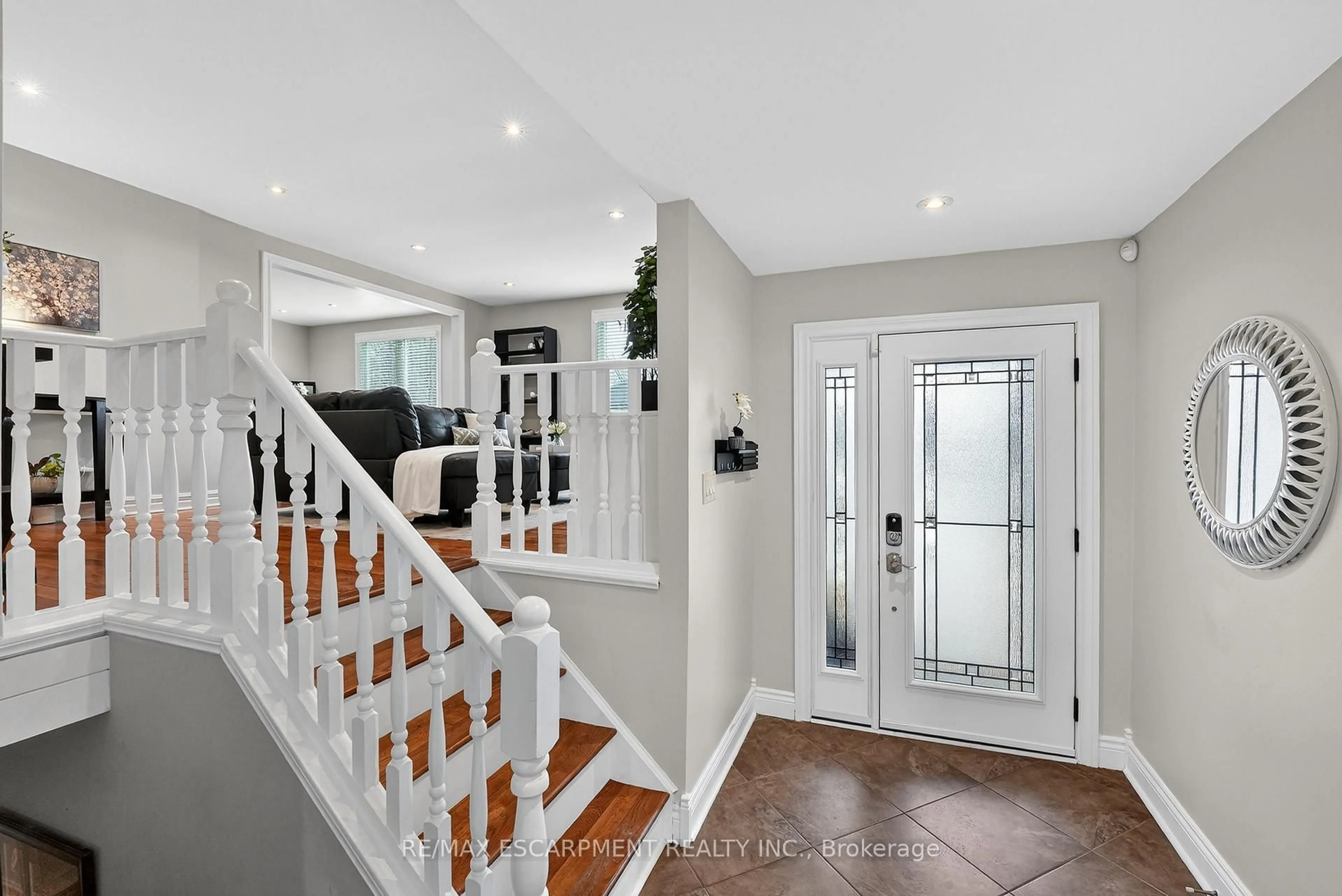 Indoor entryway for 16 Samuel Rd, Grimsby Ontario L3M 4P6