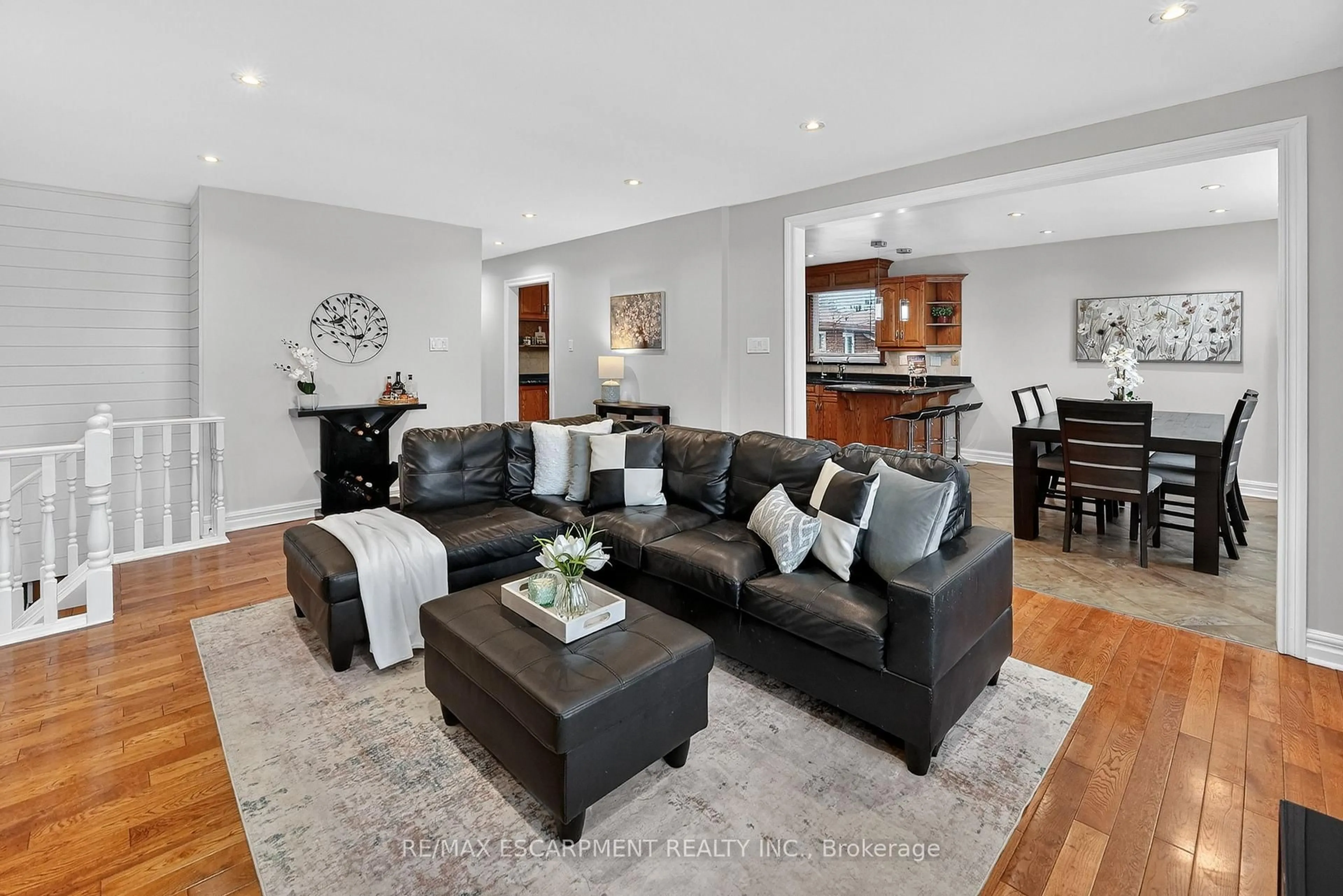 Living room with furniture, unknown for 16 Samuel Rd, Grimsby Ontario L3M 4P6