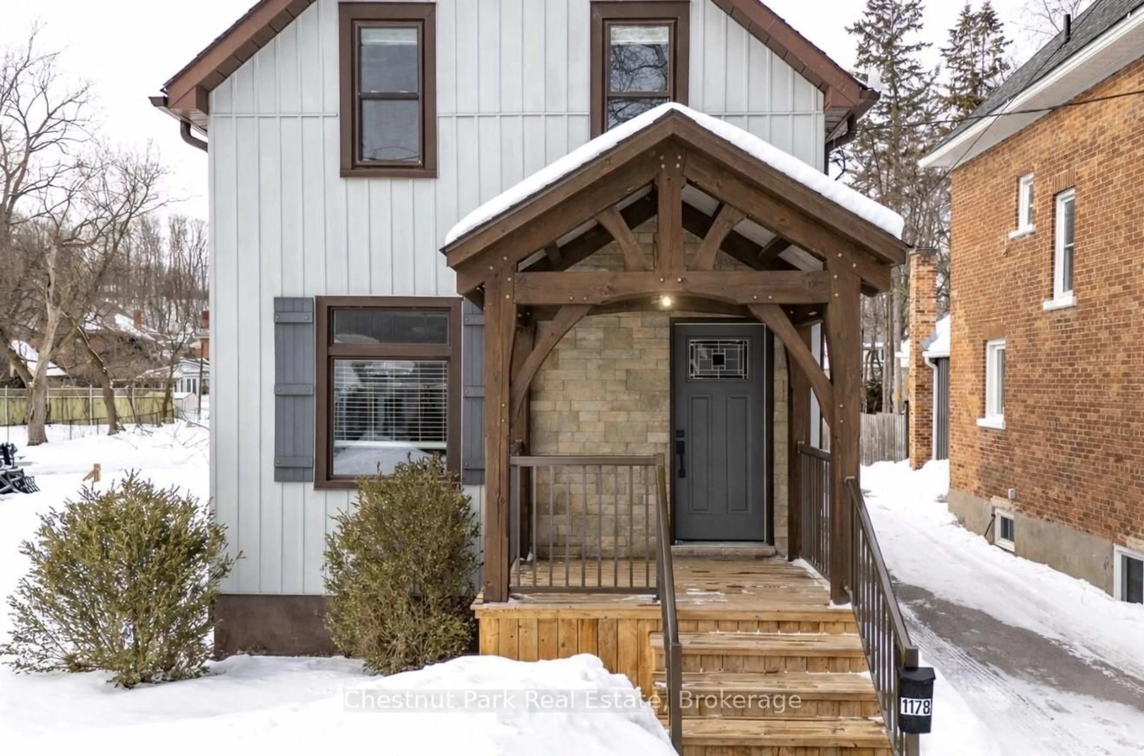 Indoor entryway for 1178 3rd Ave, Owen Sound Ontario N4K 4R1