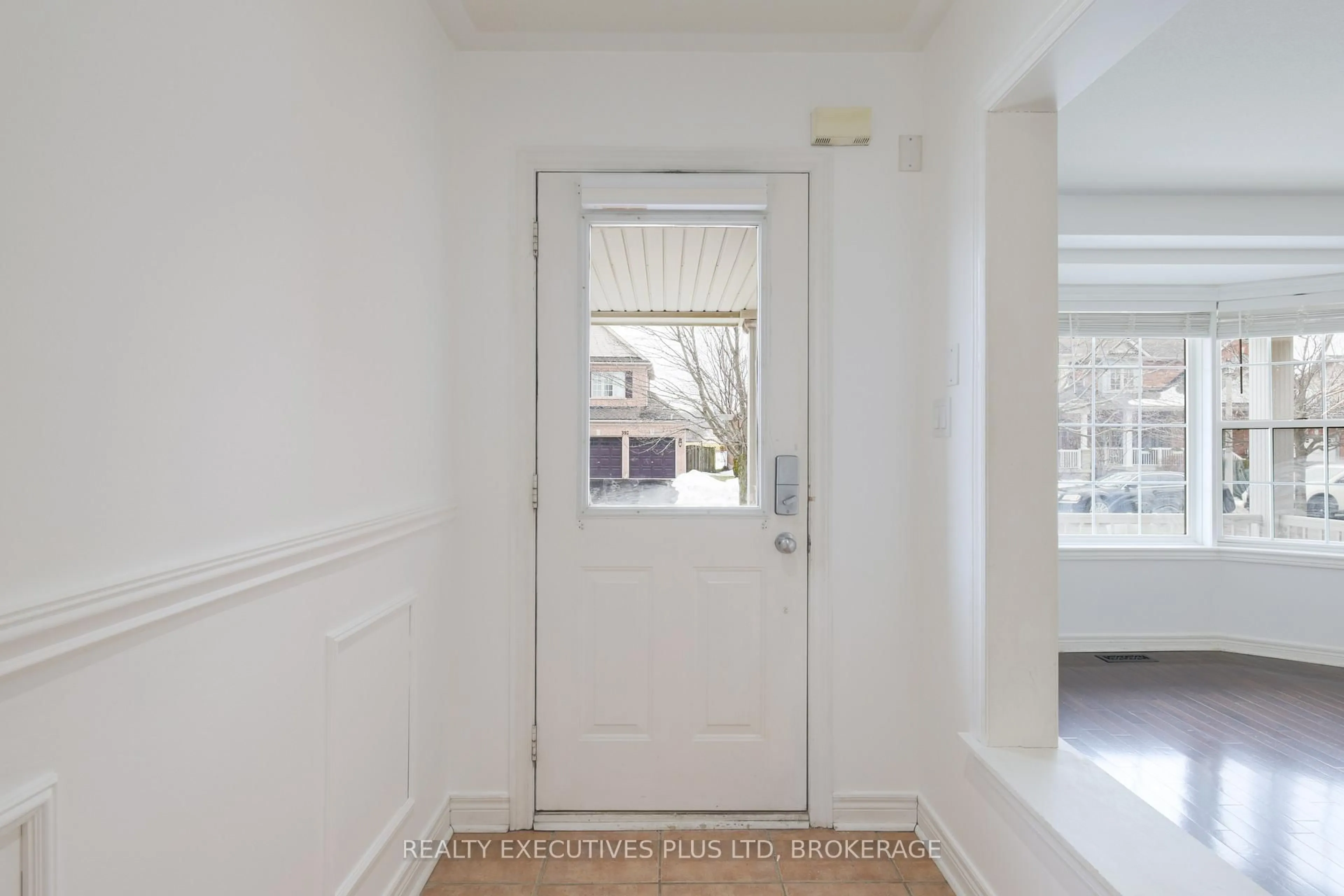 Indoor entryway for 389 Wright Cres, Niagara-on-the-Lake Ontario L0S 1J0