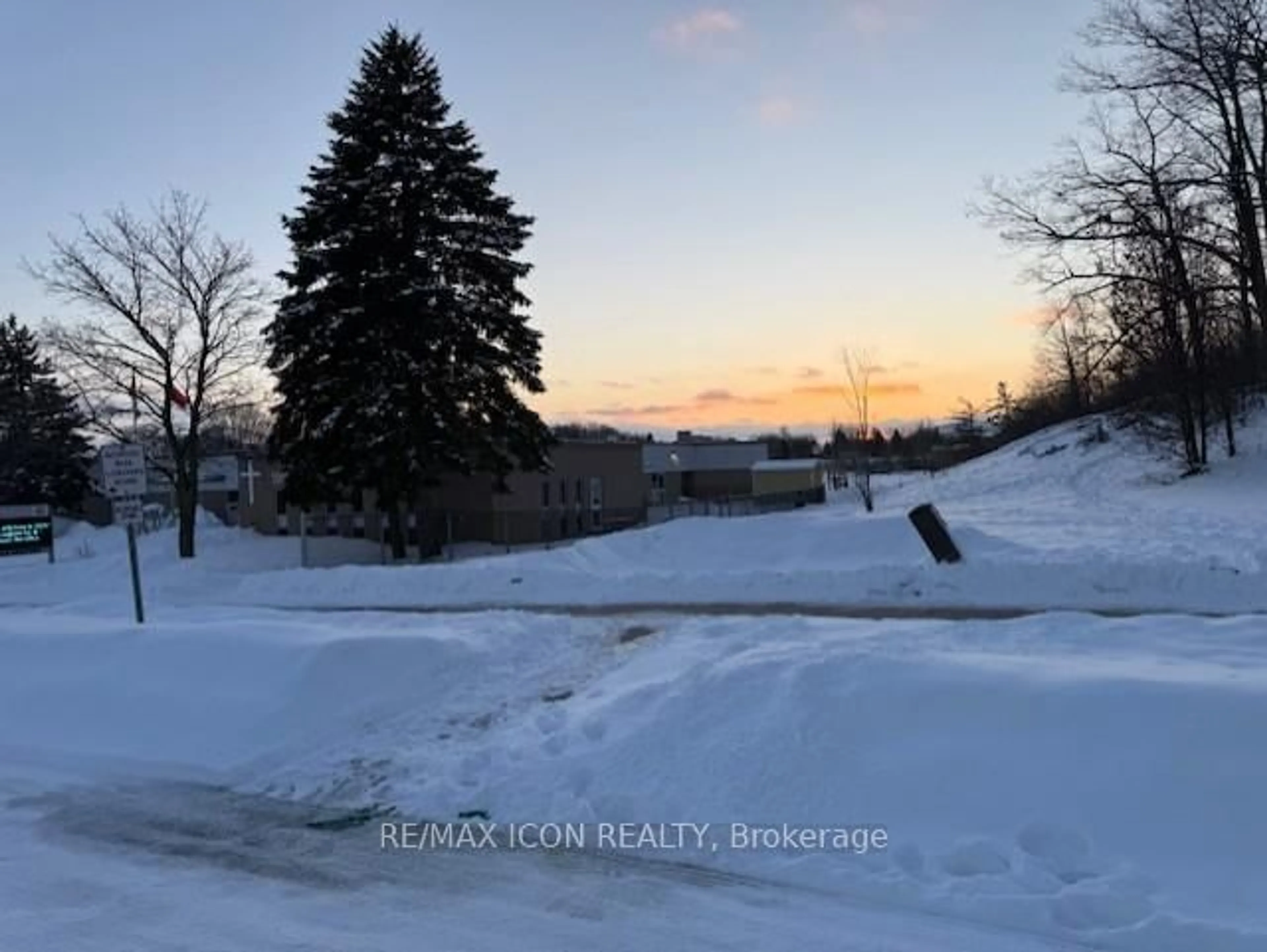 Blurry image for 55 Gracefield Cres, Kitchener Ontario N2E 1R8