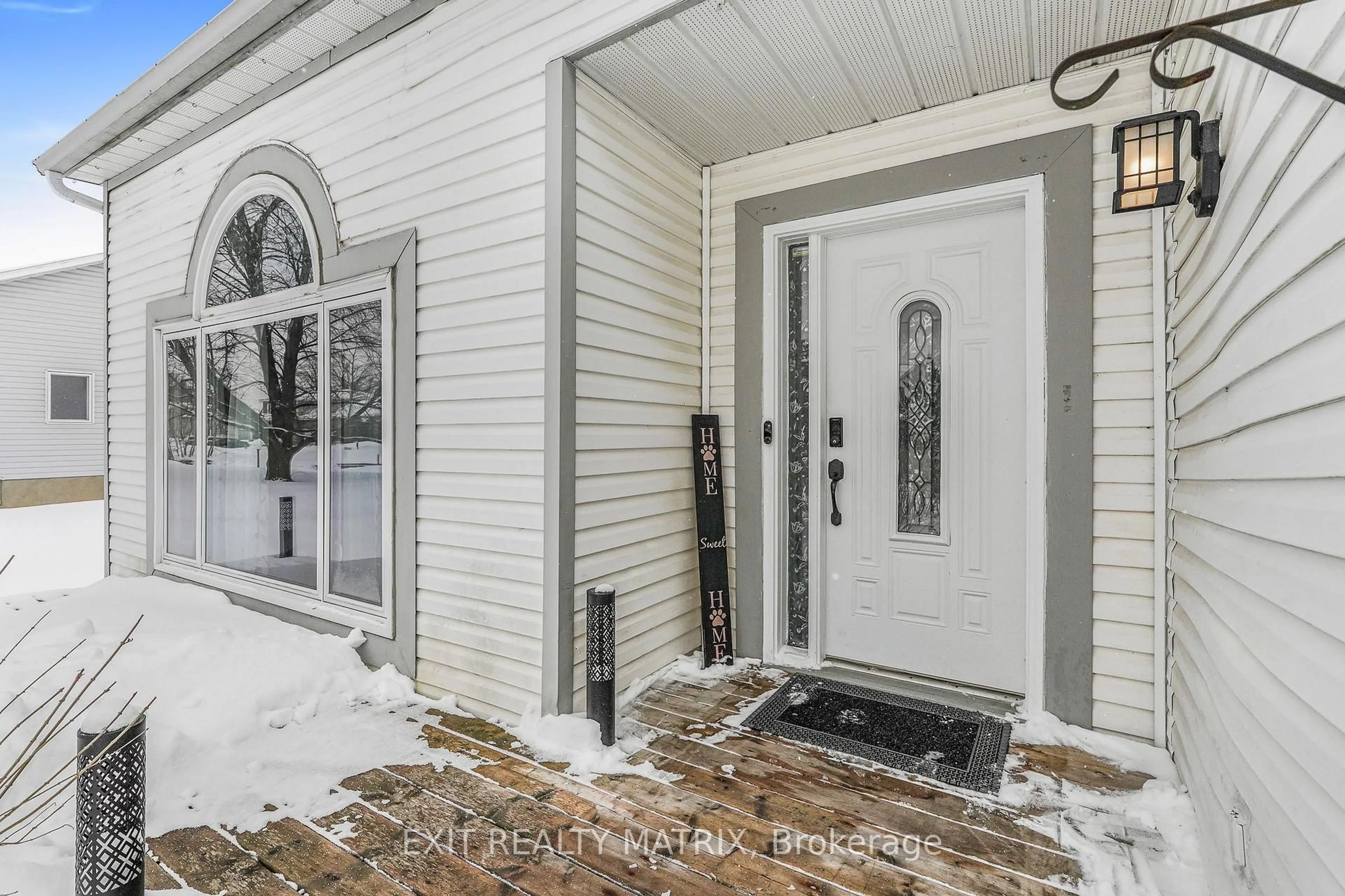 Indoor entryway for 2721 Glen St, Metcalfe Ontario K0A 2P0