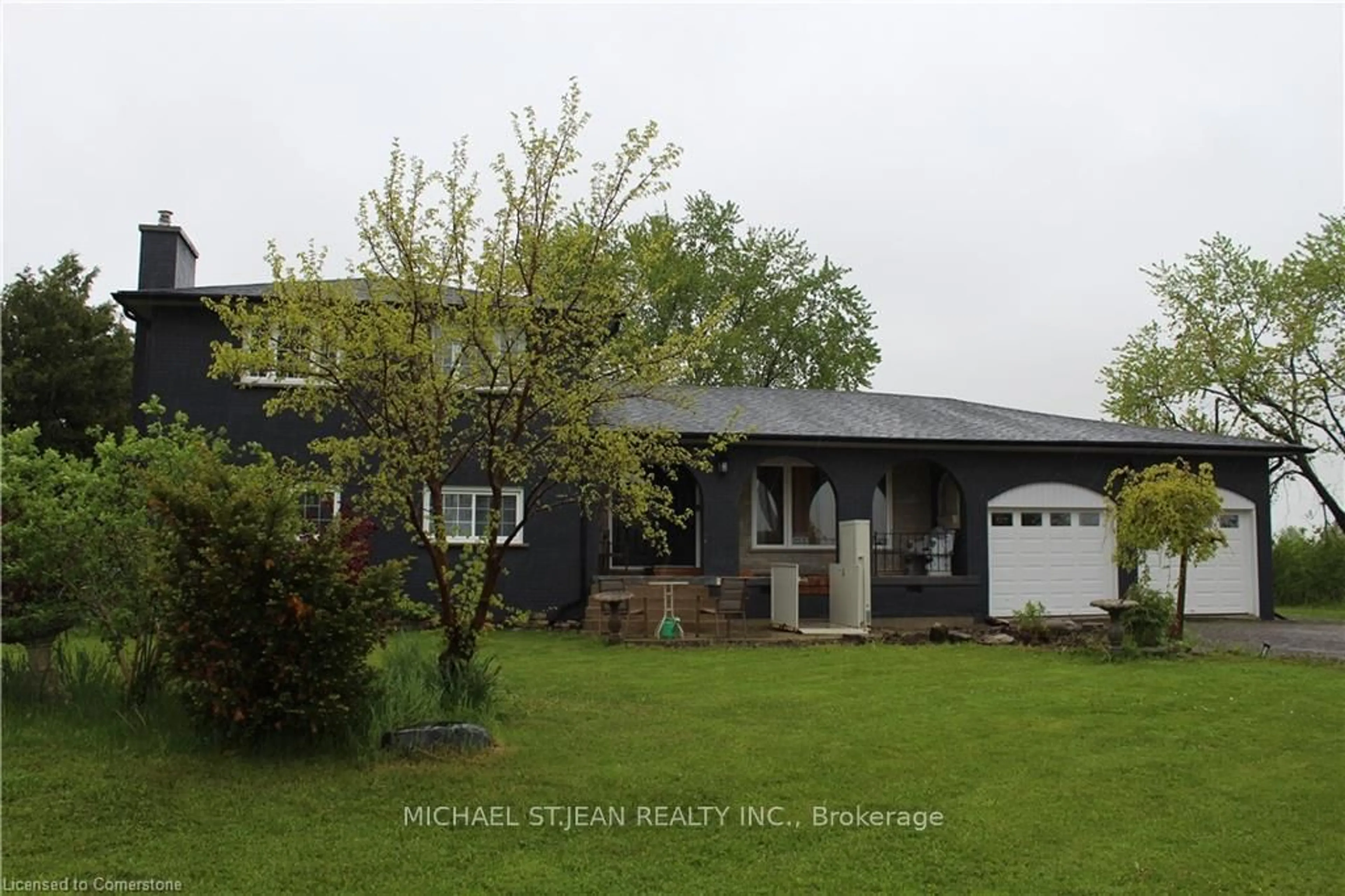 A pic from outside/outdoor area/front of a property/back of a property/a pic from drone, street for 965 Highland Rd, Hamilton Ontario L8J 3G1