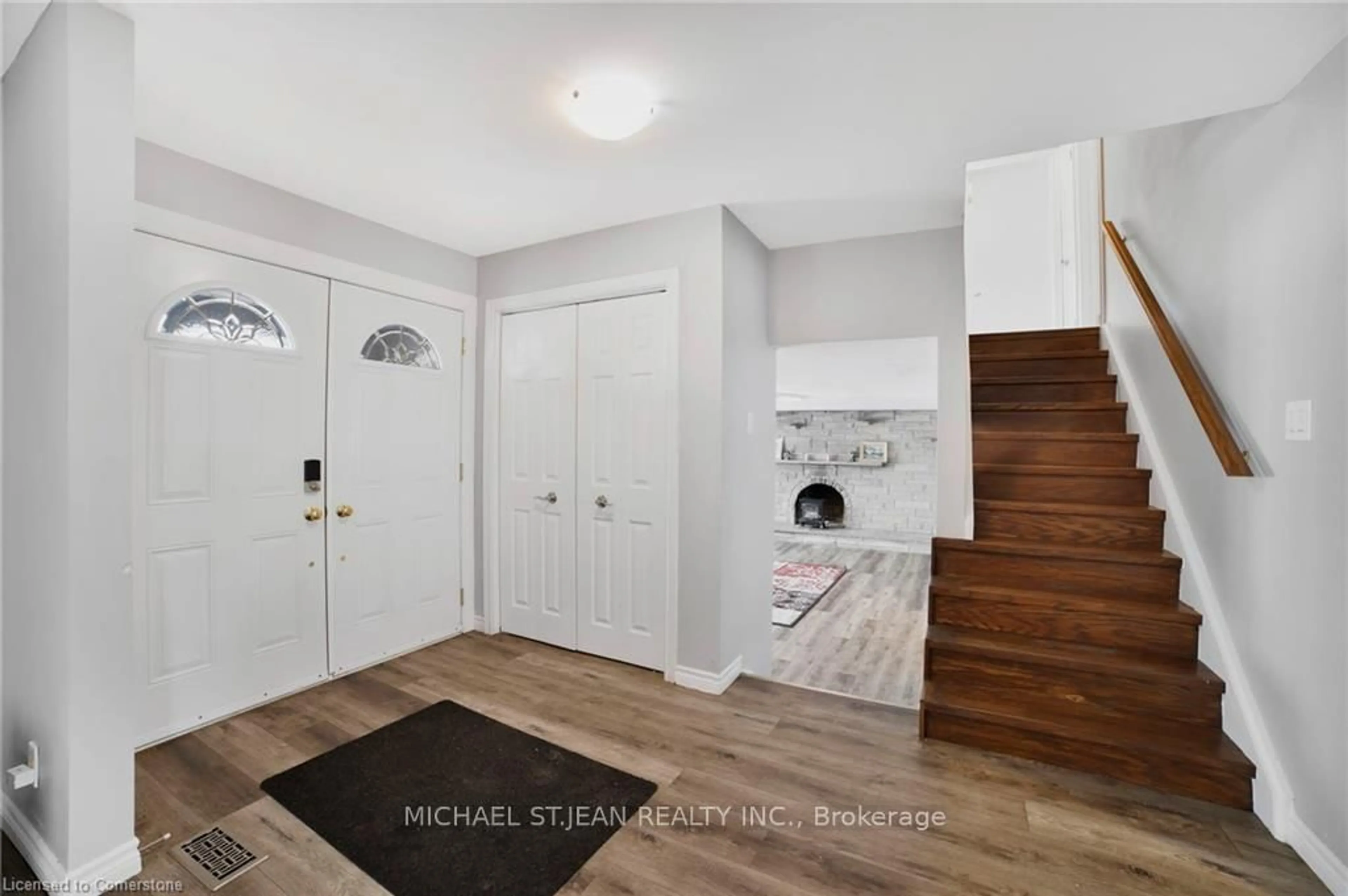 Indoor entryway for 965 Highland Rd, Hamilton Ontario L8J 3G1