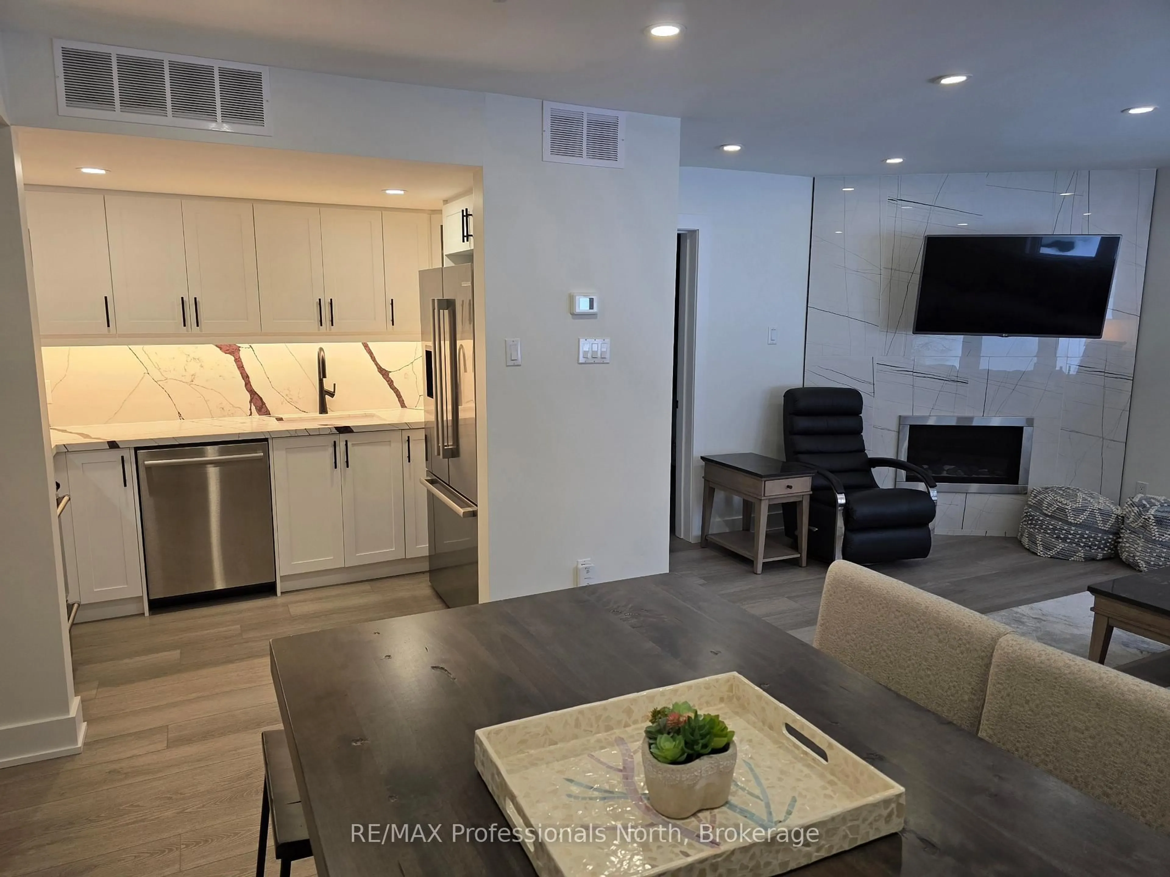 Open concept kitchen, unknown for 32 Deerhurst Greens Dr #105, Huntsville Ontario P1H 2E8