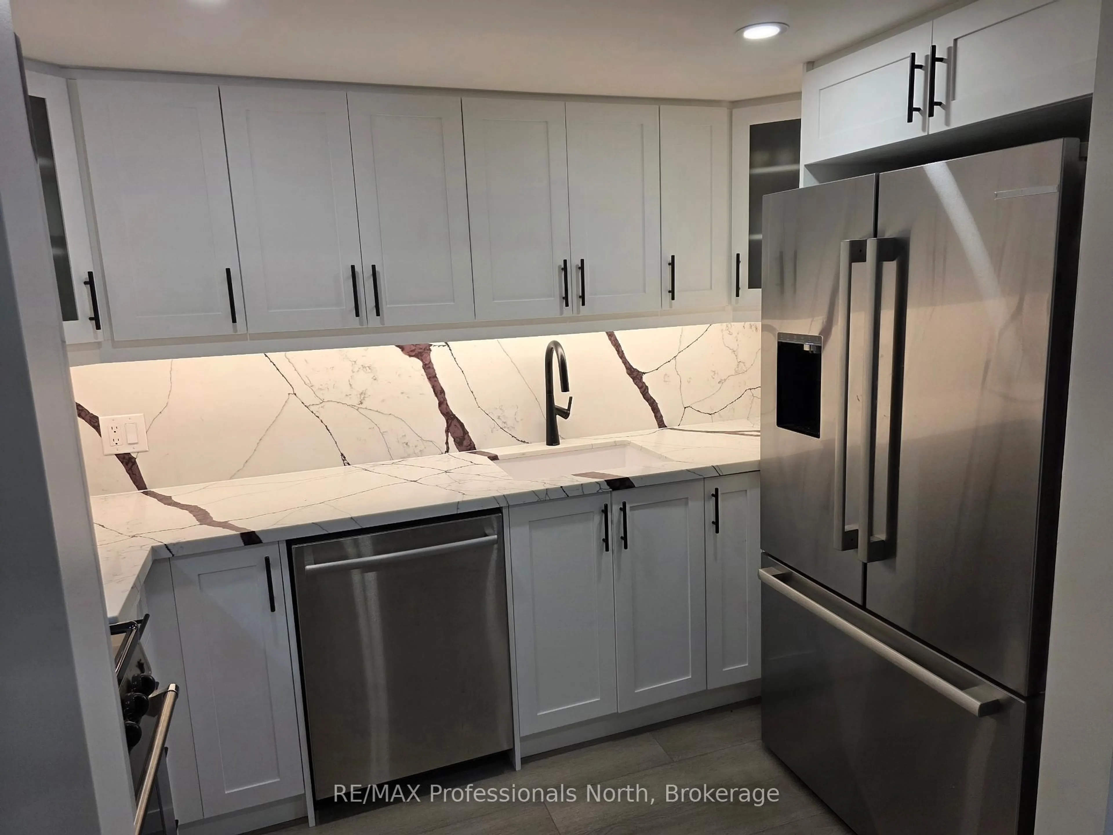 Contemporary kitchen, ceramic/tile floor for 32 Deerhurst Greens Dr #105, Huntsville Ontario P1H 2E8