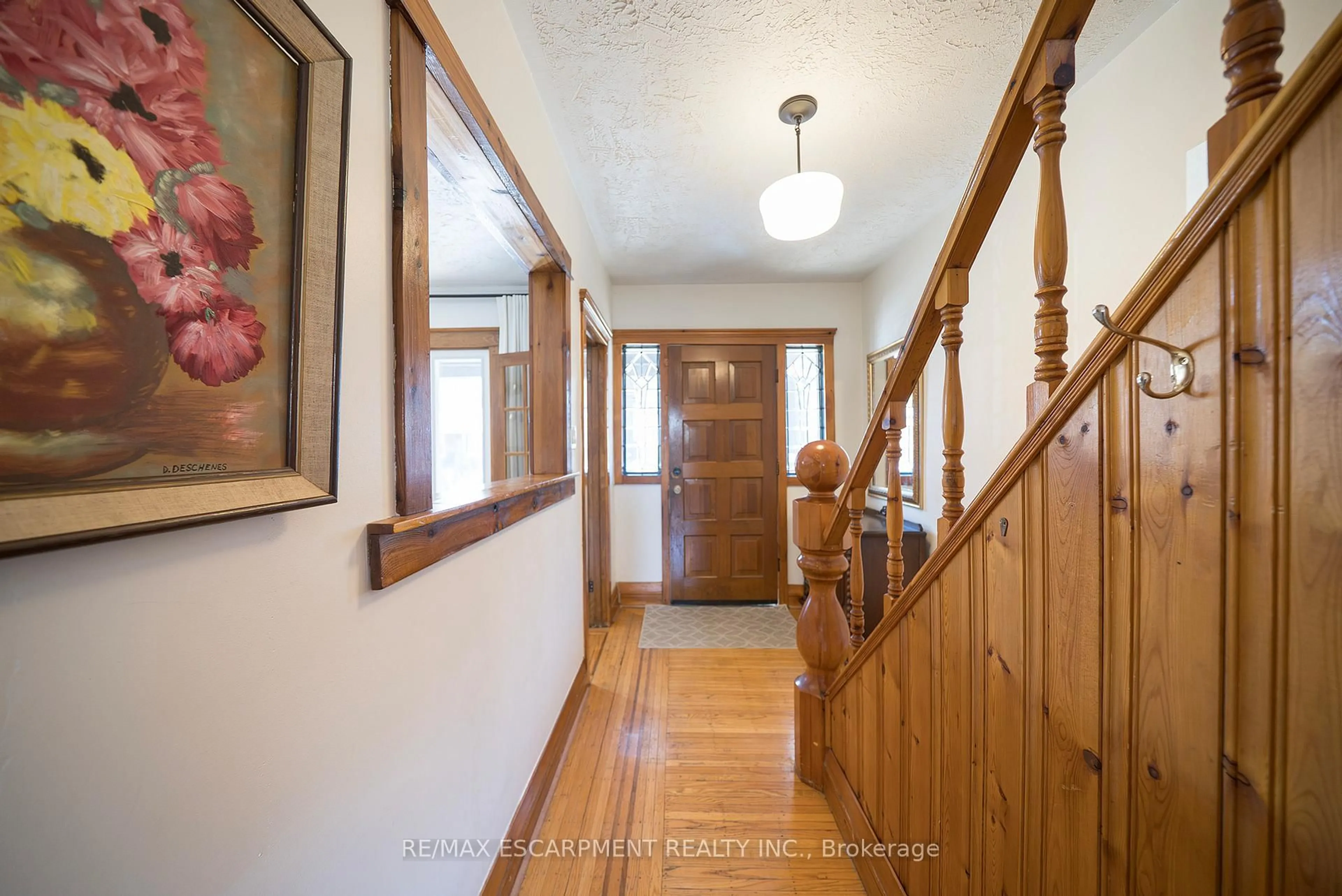 Indoor foyer for 35 Rutherford Ave, Hamilton Ontario L8M 1Y5