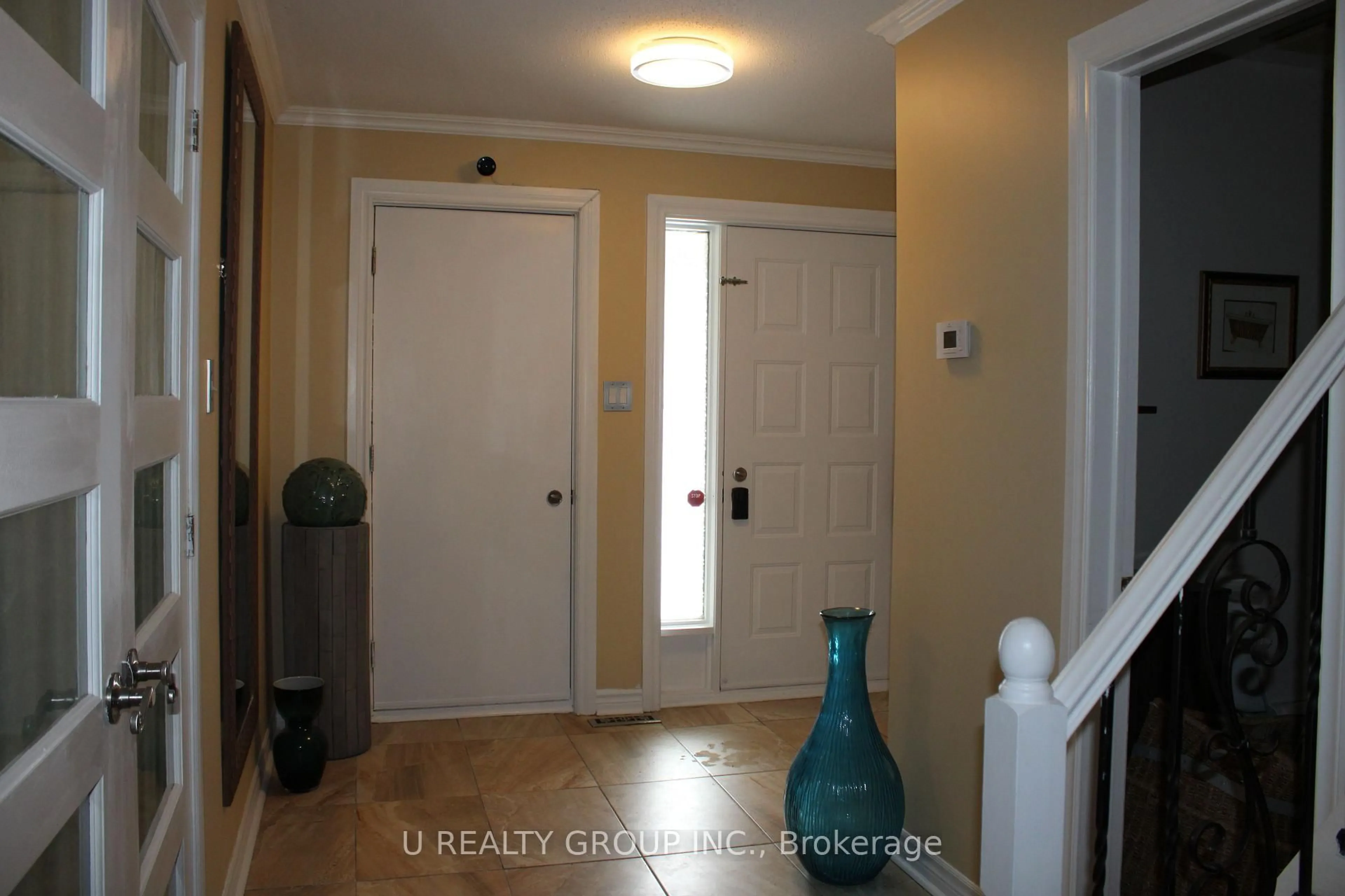 Indoor entryway for 365 Lefebvre Way, Orleans Ontario K1E 2W5