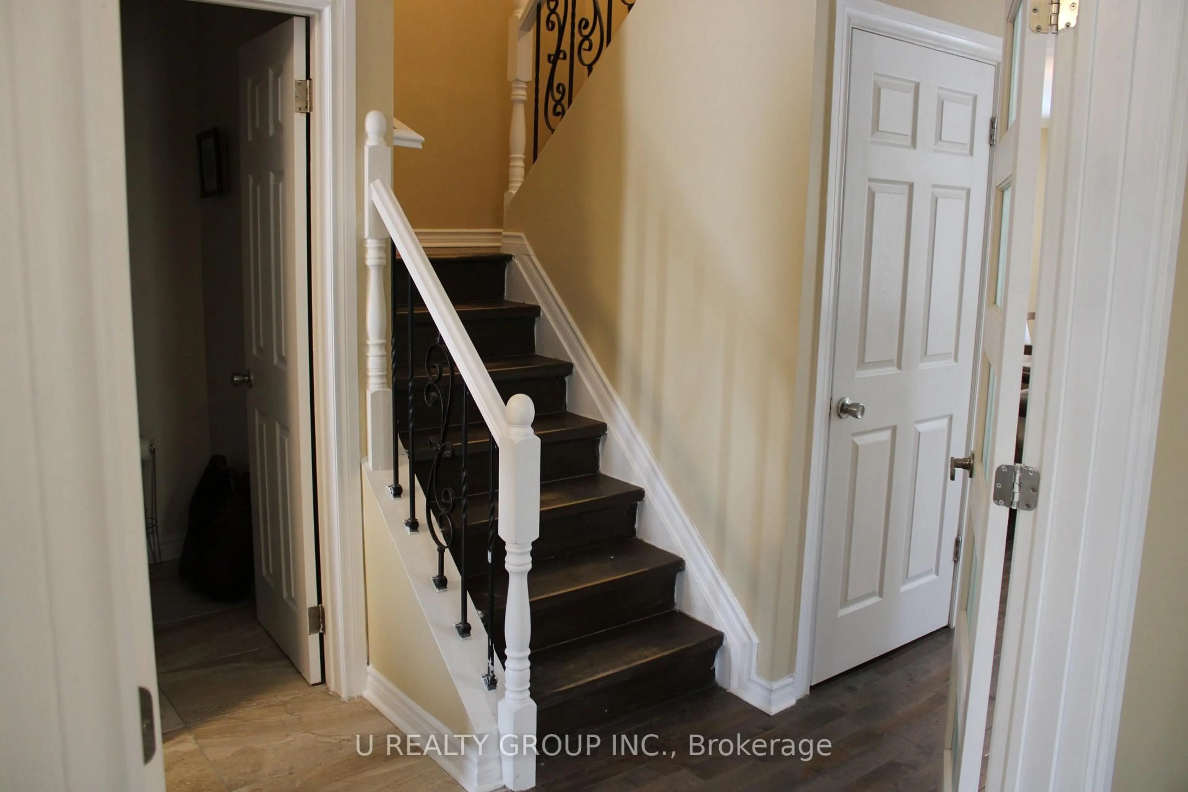 Indoor entryway for 365 Lefebvre Way, Orleans Ontario K1E 2W5