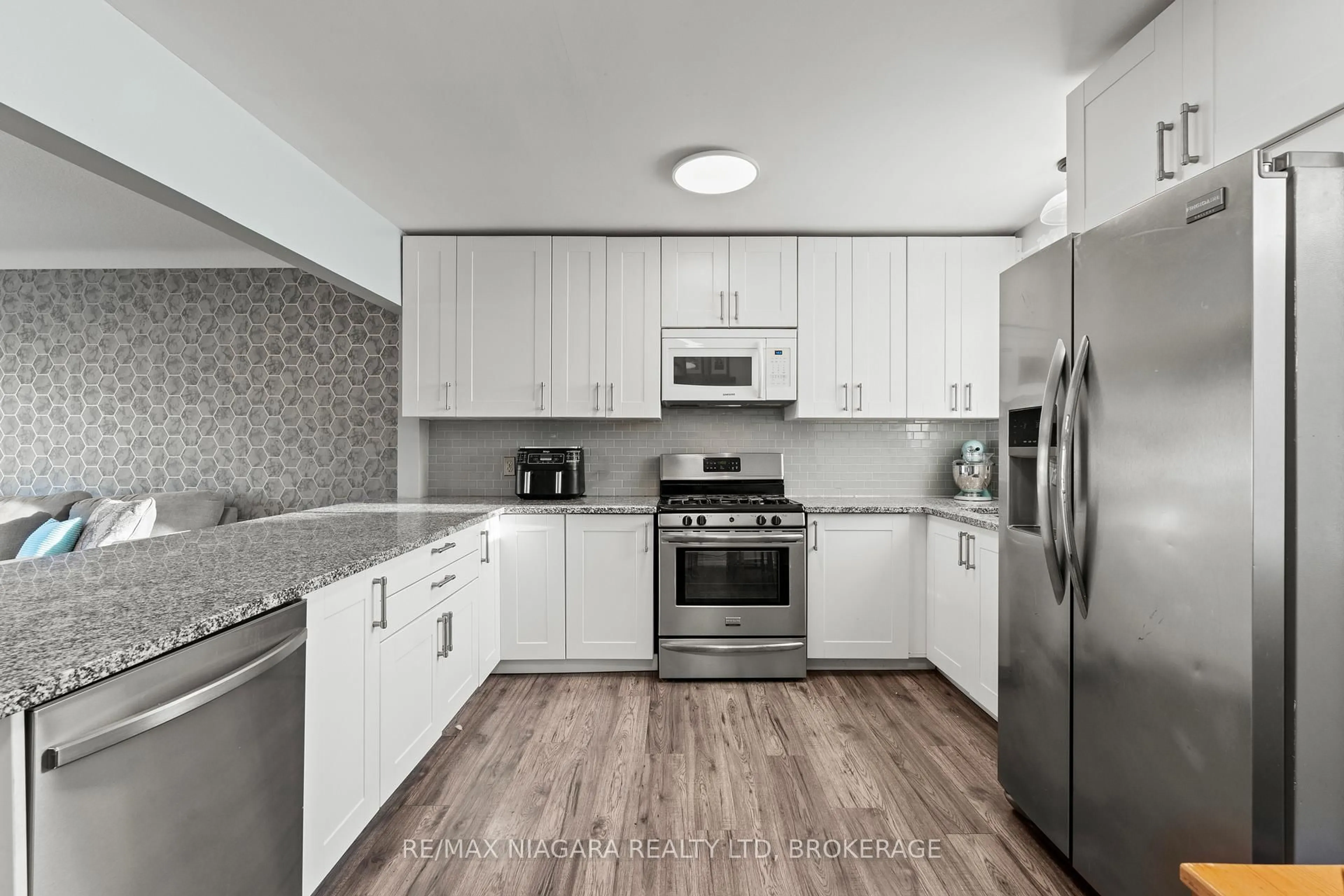 Standard kitchen, unknown for 2 HIGHCOURT Cres, St. Catharines Ontario L2M 3M6