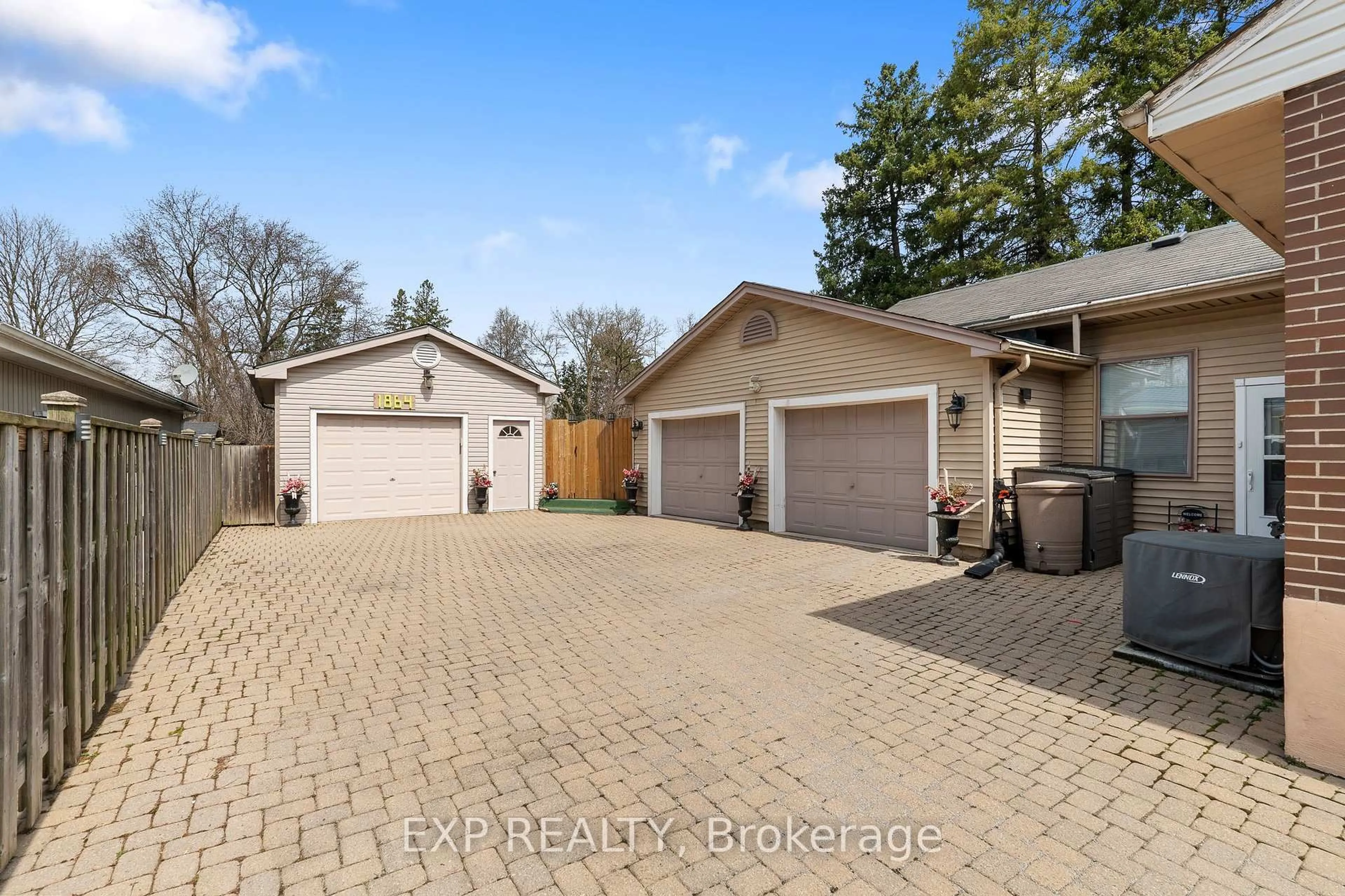 Indoor garage for 1864 Parkhurst Ave, London East Ontario N5V 2C3