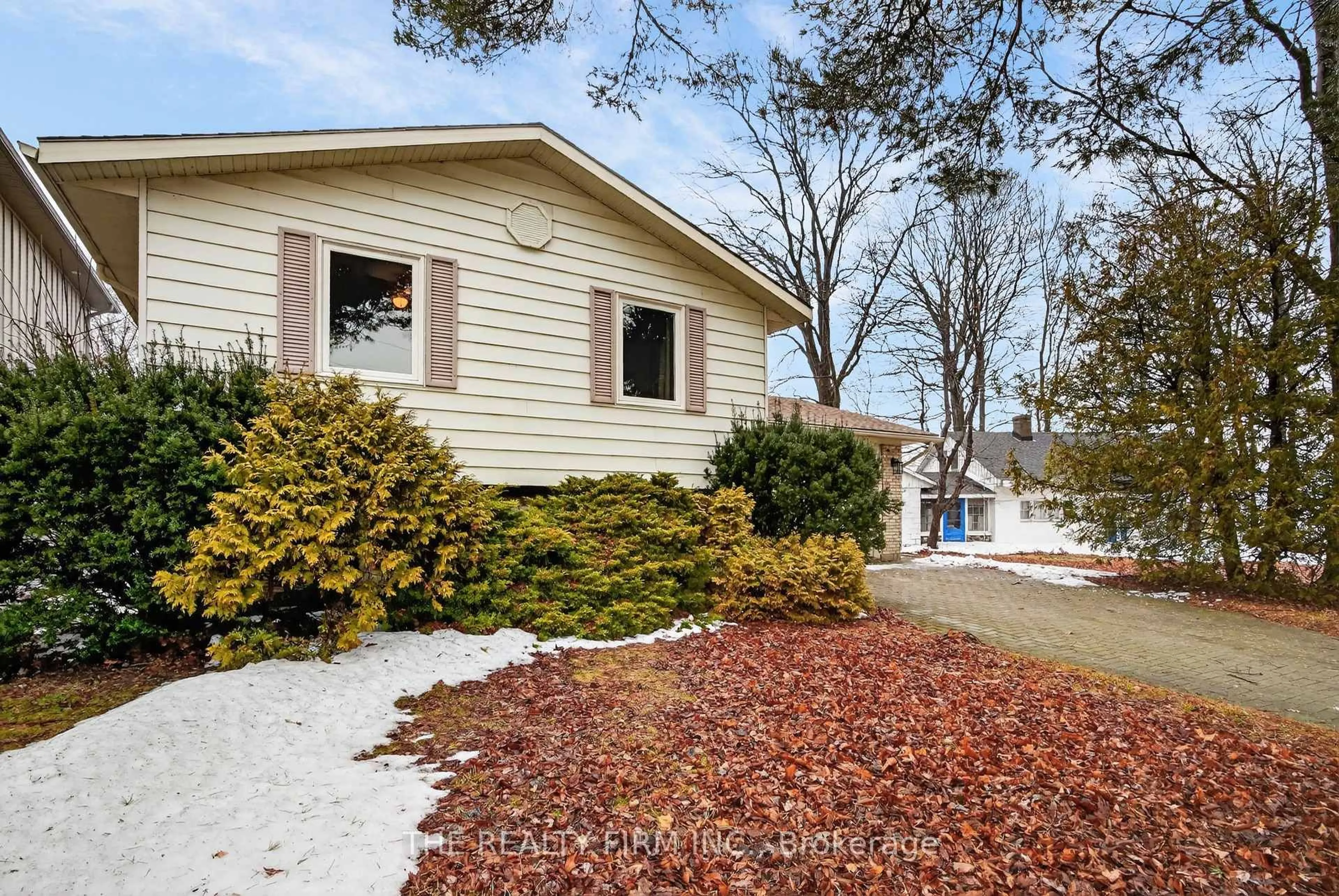 Home with vinyl exterior material, unknown for 4084 Bluepoint Dr, Plympton-Wyoming Ontario N0N 1J6