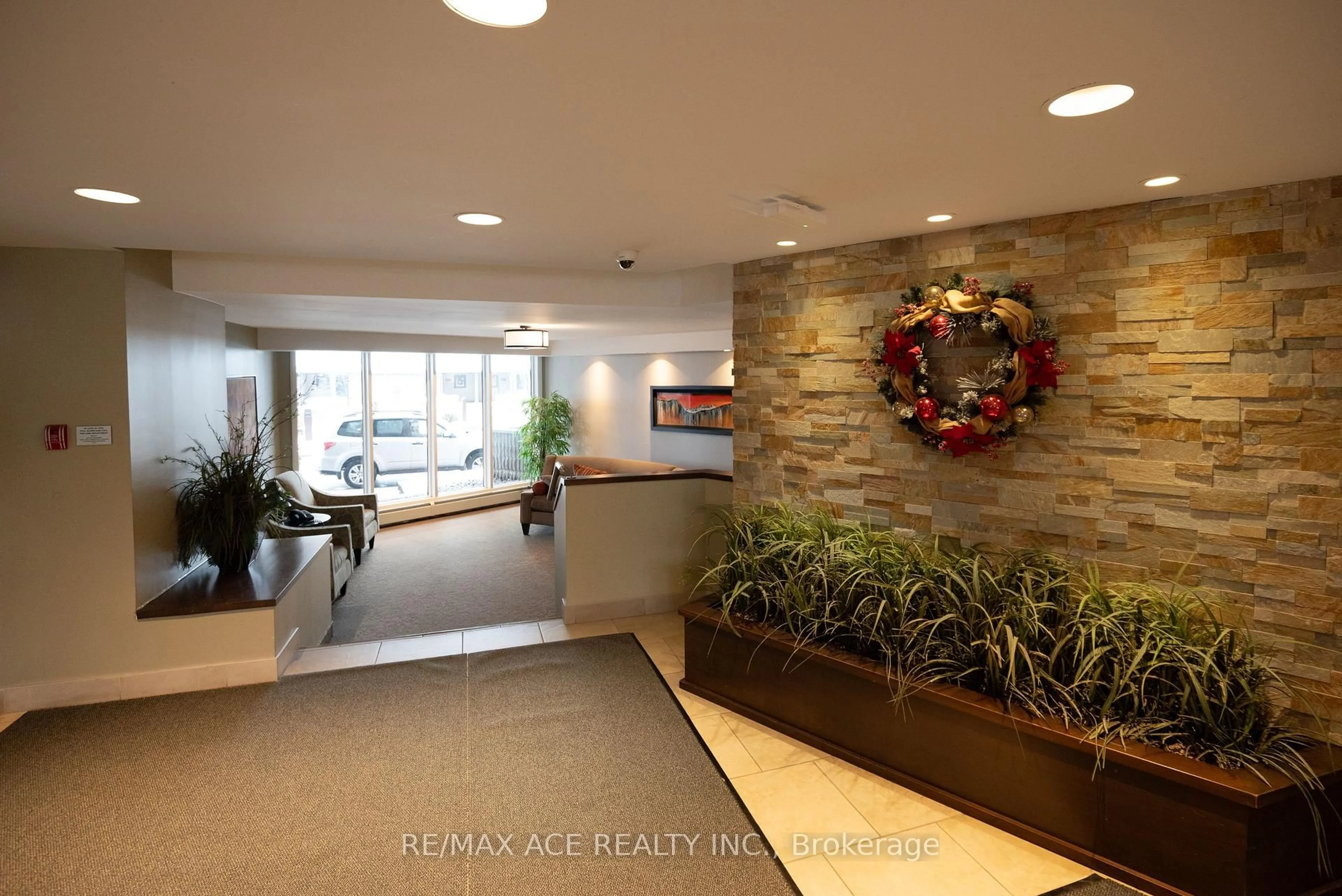Indoor foyer for 1171 Ambleside Dr #1506, Ottawa Ontario K2B 8E1