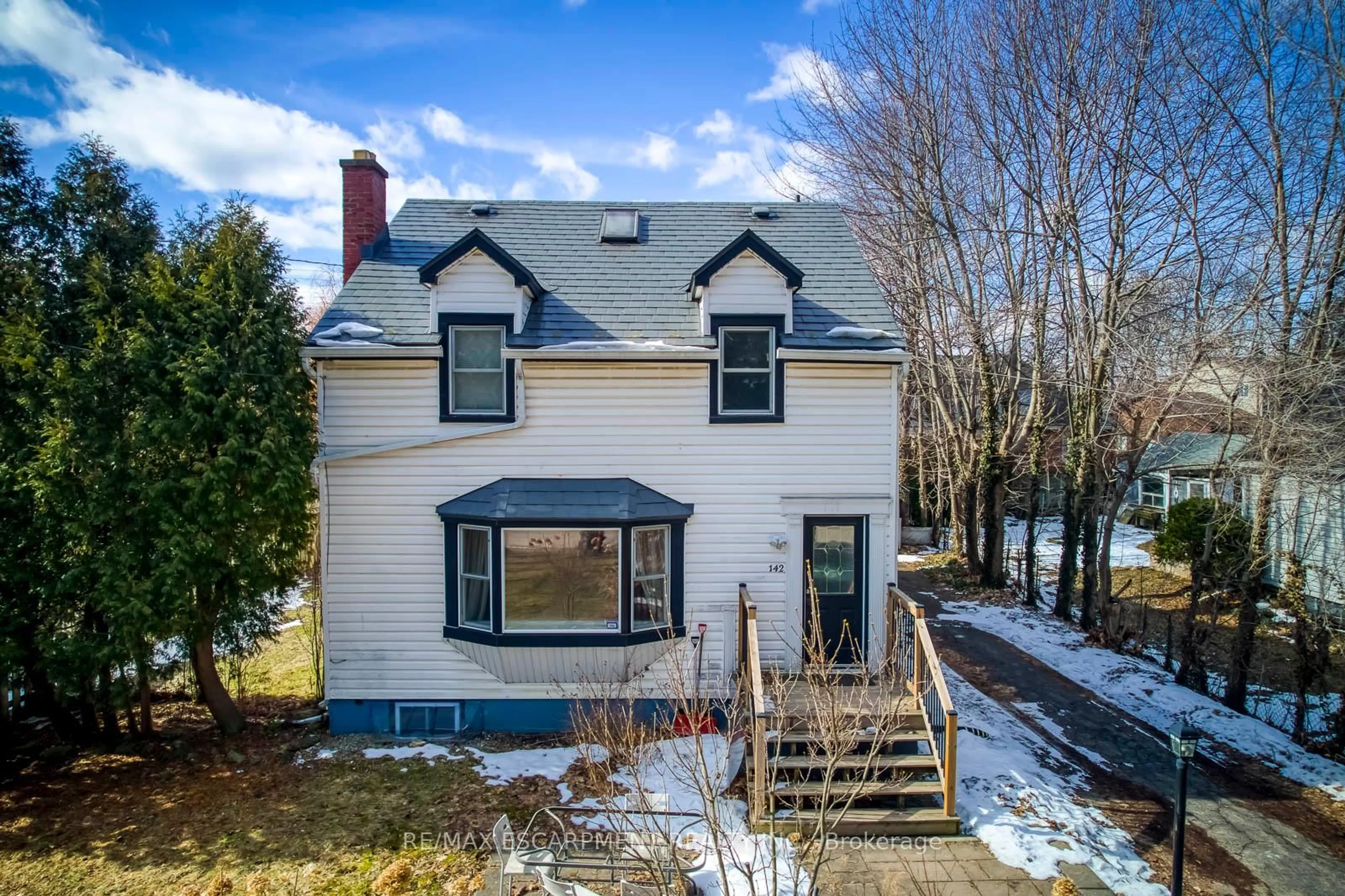 A pic from outside/outdoor area/front of a property/back of a property/a pic from drone, unknown for 142 Ewen Rd, Hamilton Ontario L8S 3C7