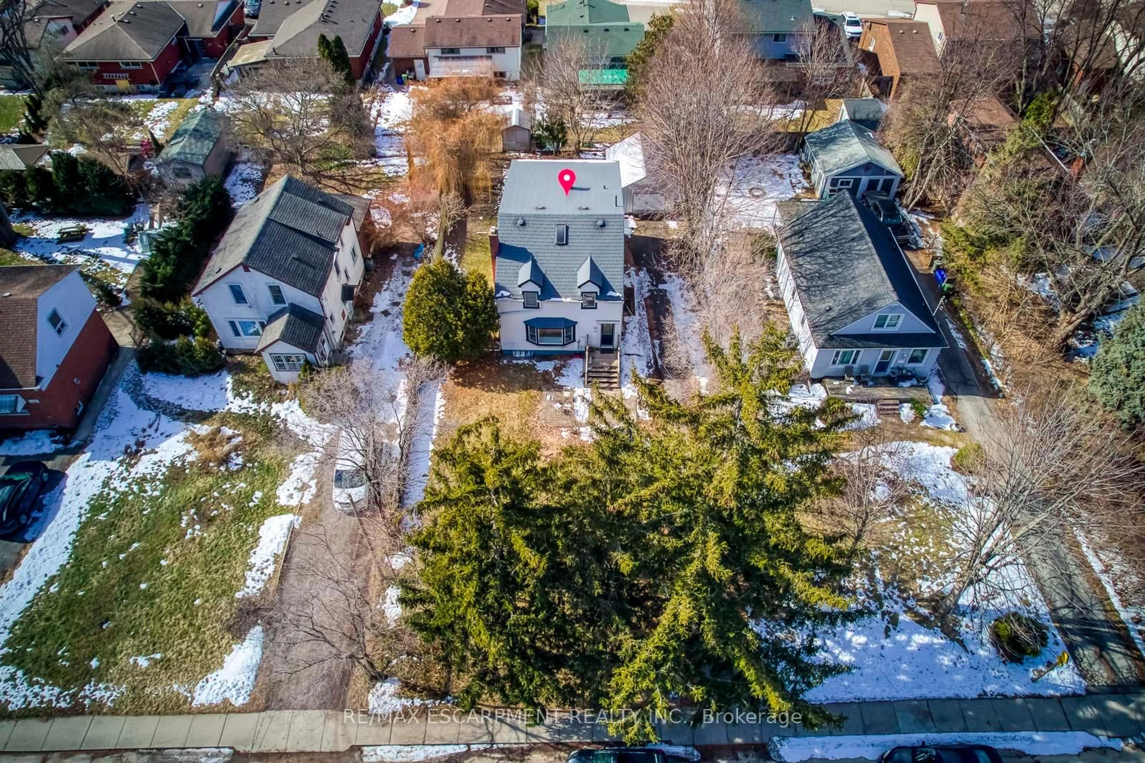 A pic from outside/outdoor area/front of a property/back of a property/a pic from drone, street for 142 Ewen Rd, Hamilton Ontario L8S 3C7
