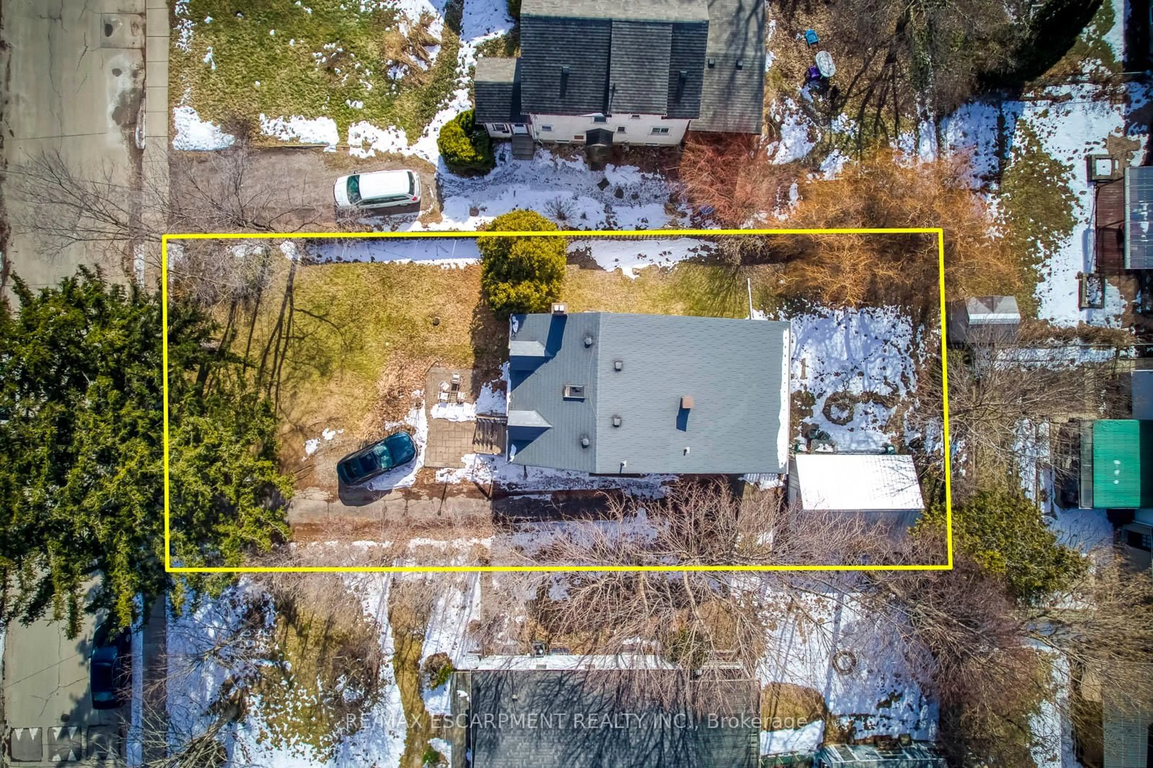 A pic from outside/outdoor area/front of a property/back of a property/a pic from drone, unknown for 142 Ewen Rd, Hamilton Ontario L8S 3C7