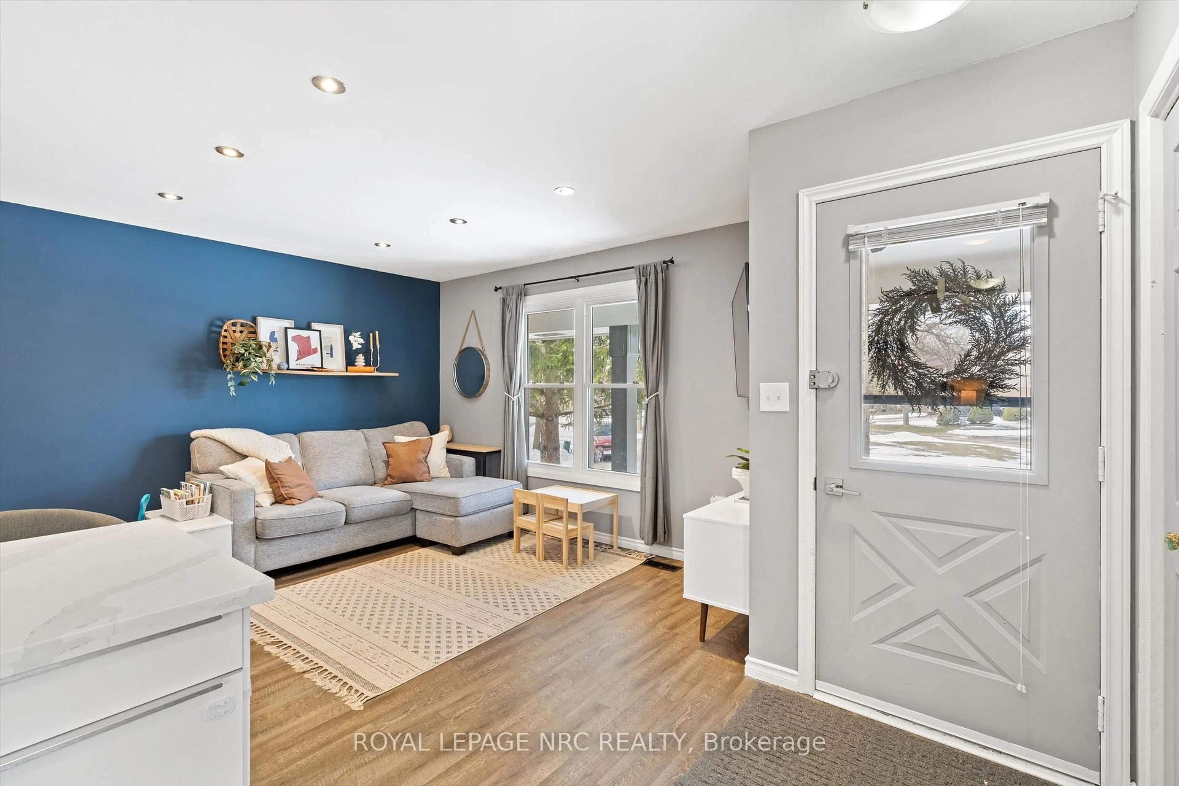 Living room with furniture, unknown for 90 Oxford St, St. Catharines Ontario L2P 3T6