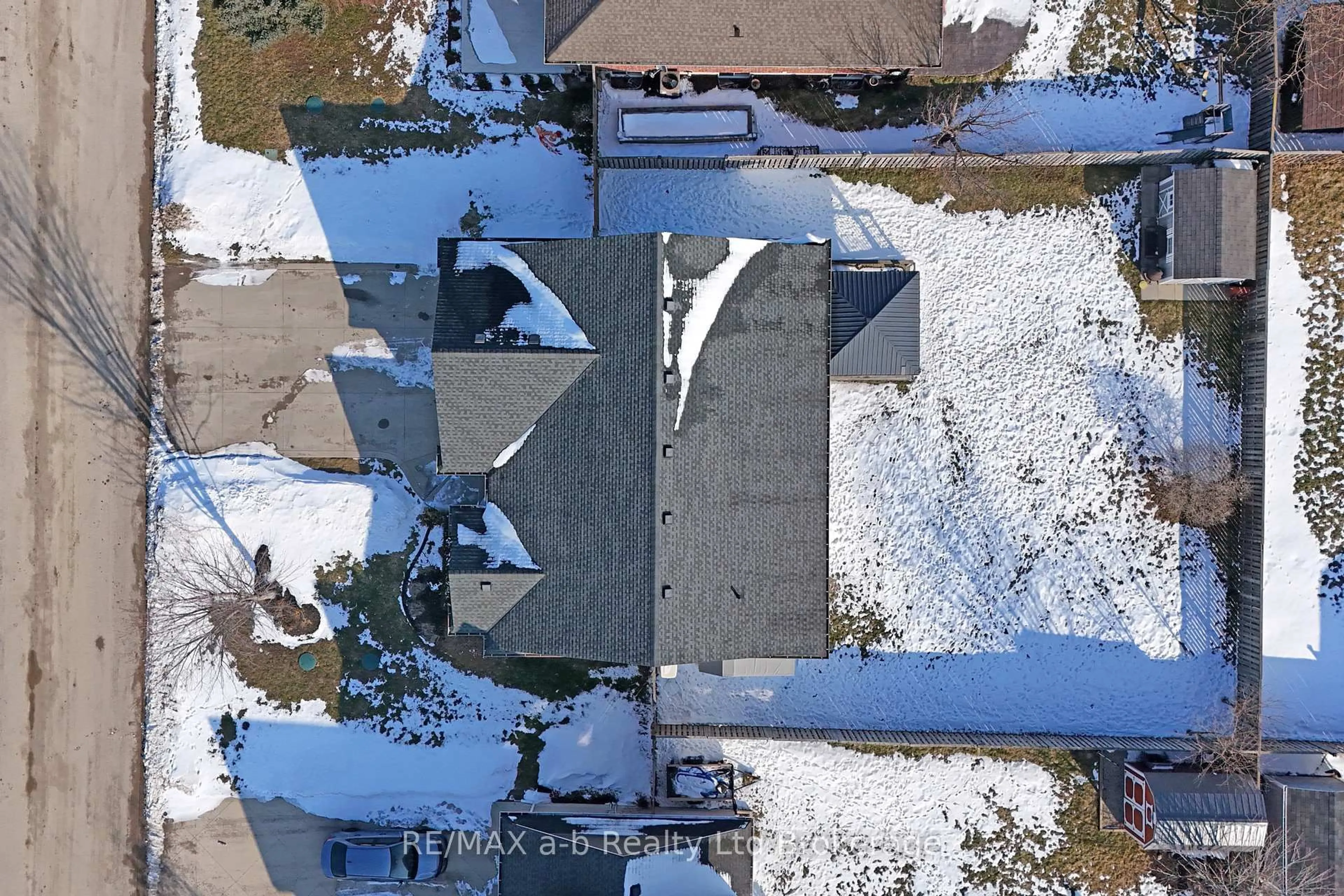 A pic from outside/outdoor area/front of a property/back of a property/a pic from drone, unknown for 47 Graydon Dr, South-West Oxford Ontario N0J 1N0