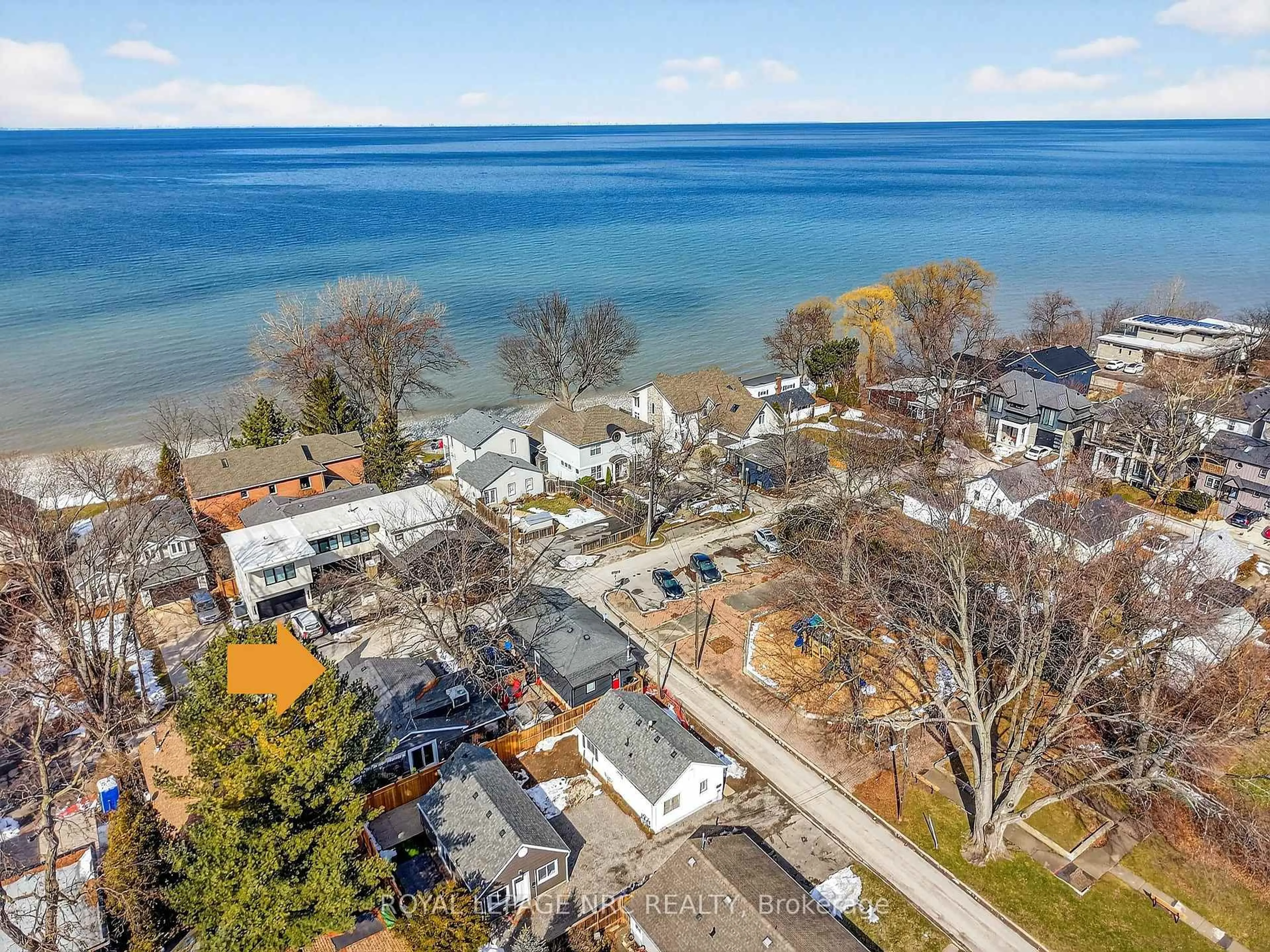 A pic from outside/outdoor area/front of a property/back of a property/a pic from drone, water/lake/river/ocean view for 11 Peel St, St. Catharines Ontario L2N 5A2