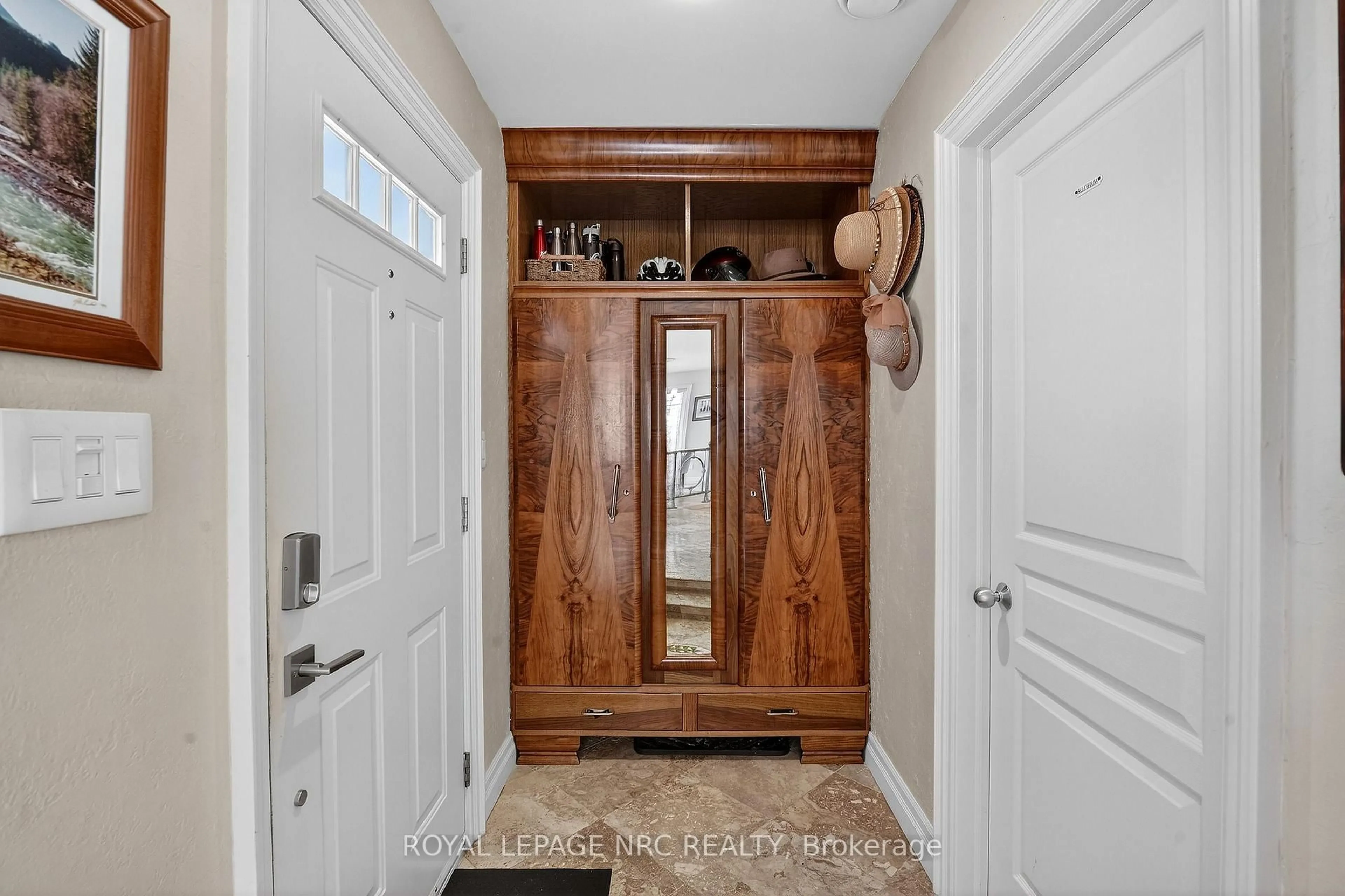 Indoor entryway for 11 Peel St, St. Catharines Ontario L2N 5A2