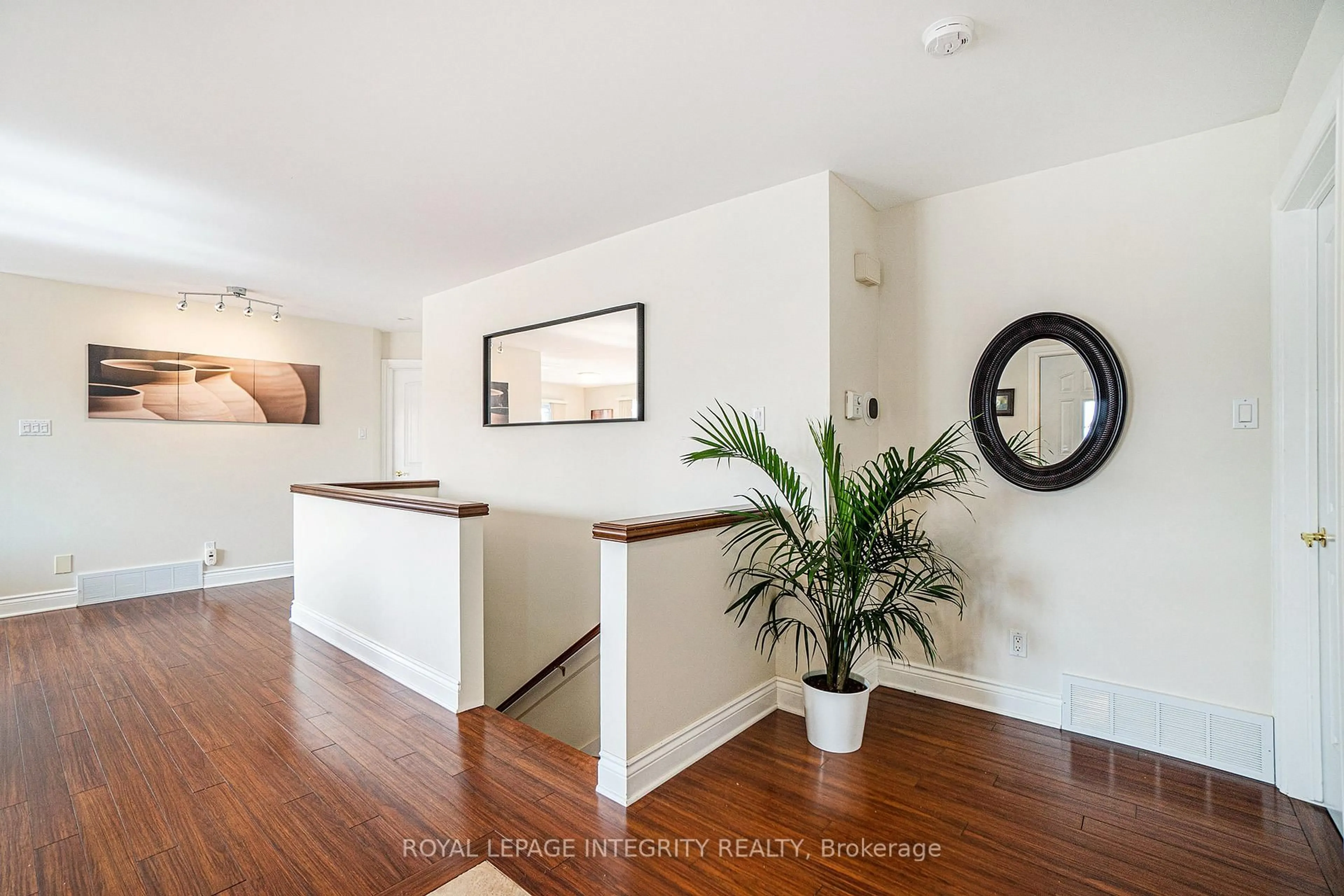 Indoor entryway for 55 Rowan Dr, South Dundas Ontario K0C 1X0