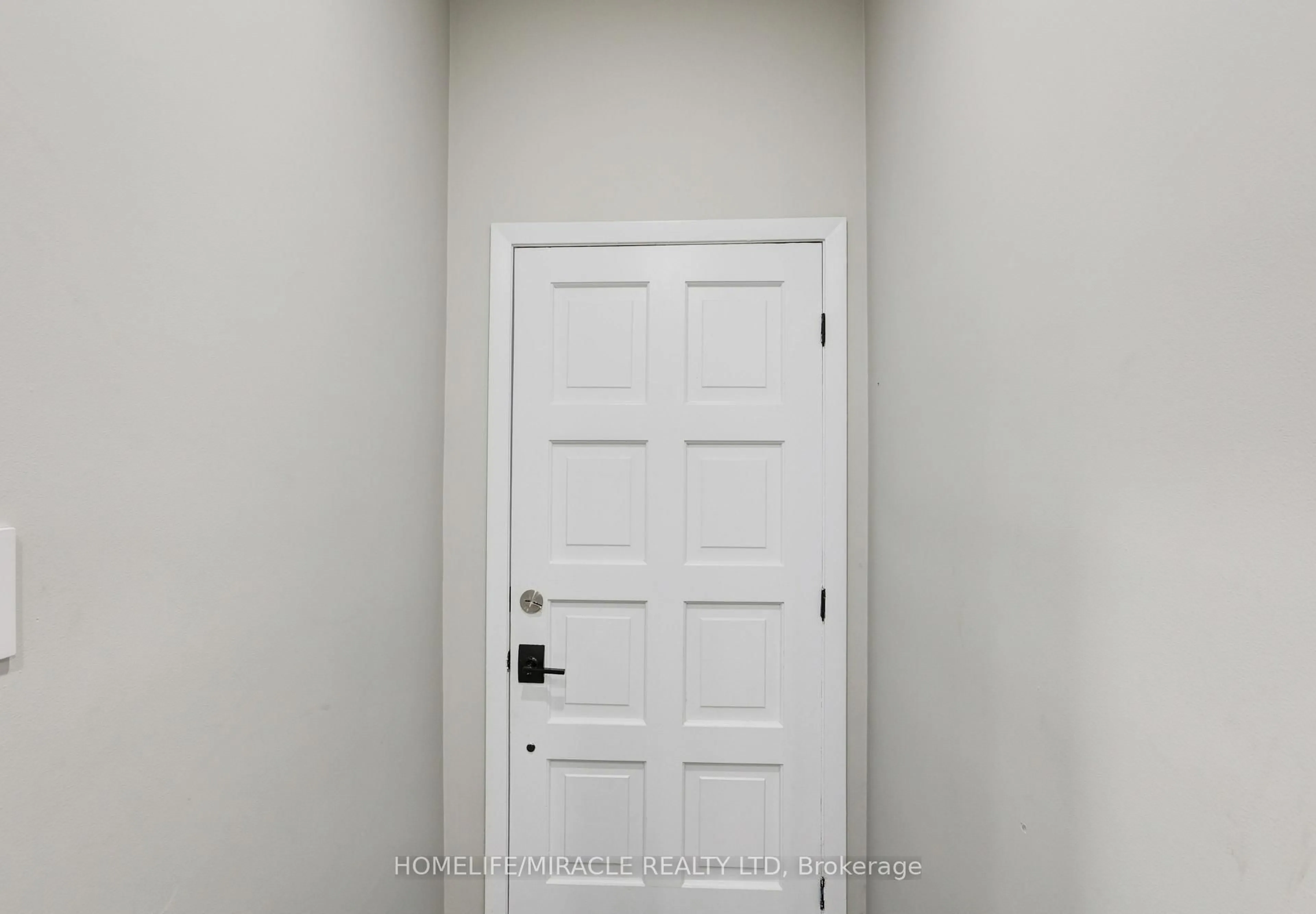 Indoor entryway for 7 Cardill Cres, Waterloo Ontario N2L 3Y7