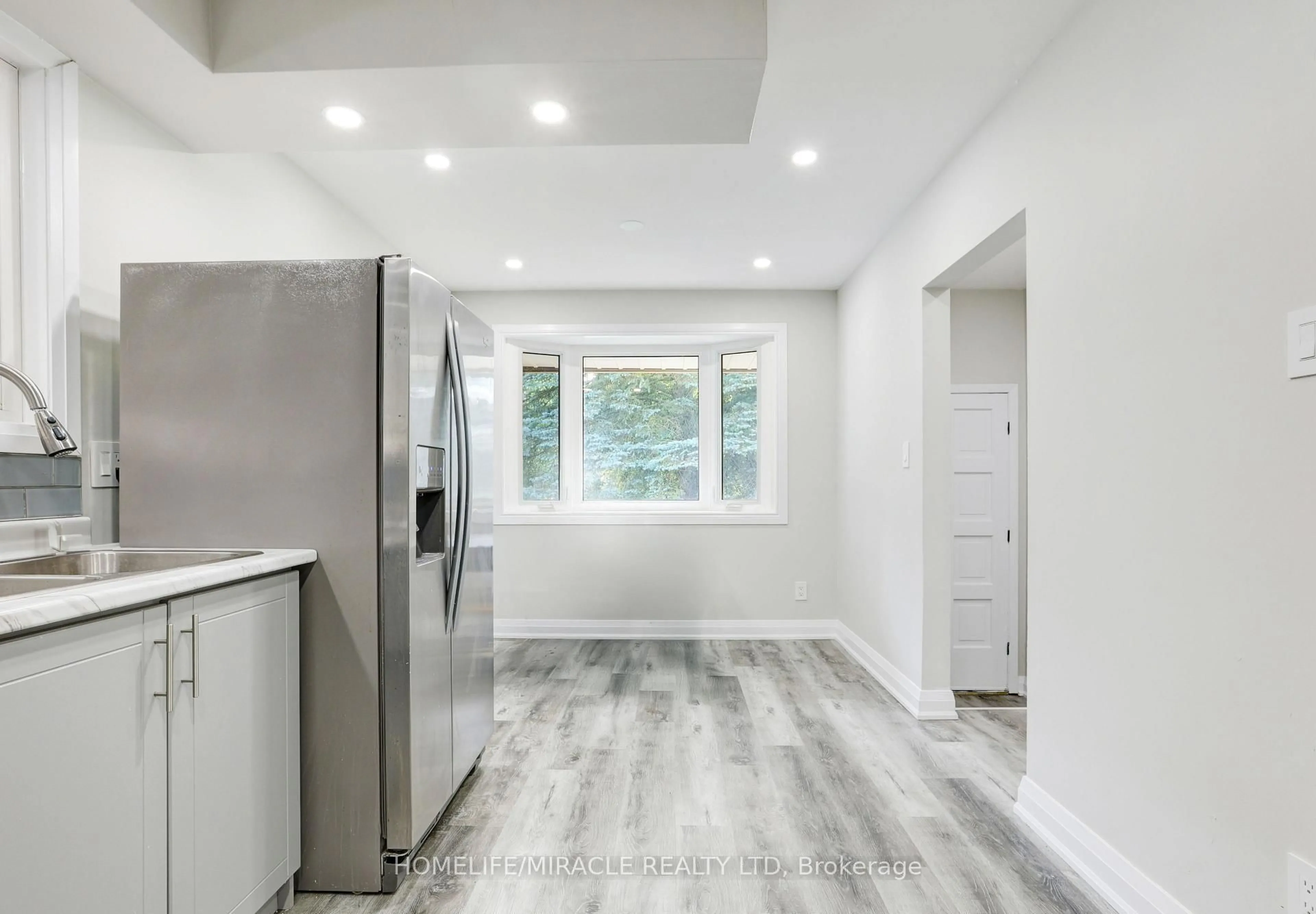 Open concept kitchen, ceramic/tile floor for 7 Cardill Cres, Waterloo Ontario N2L 3Y7