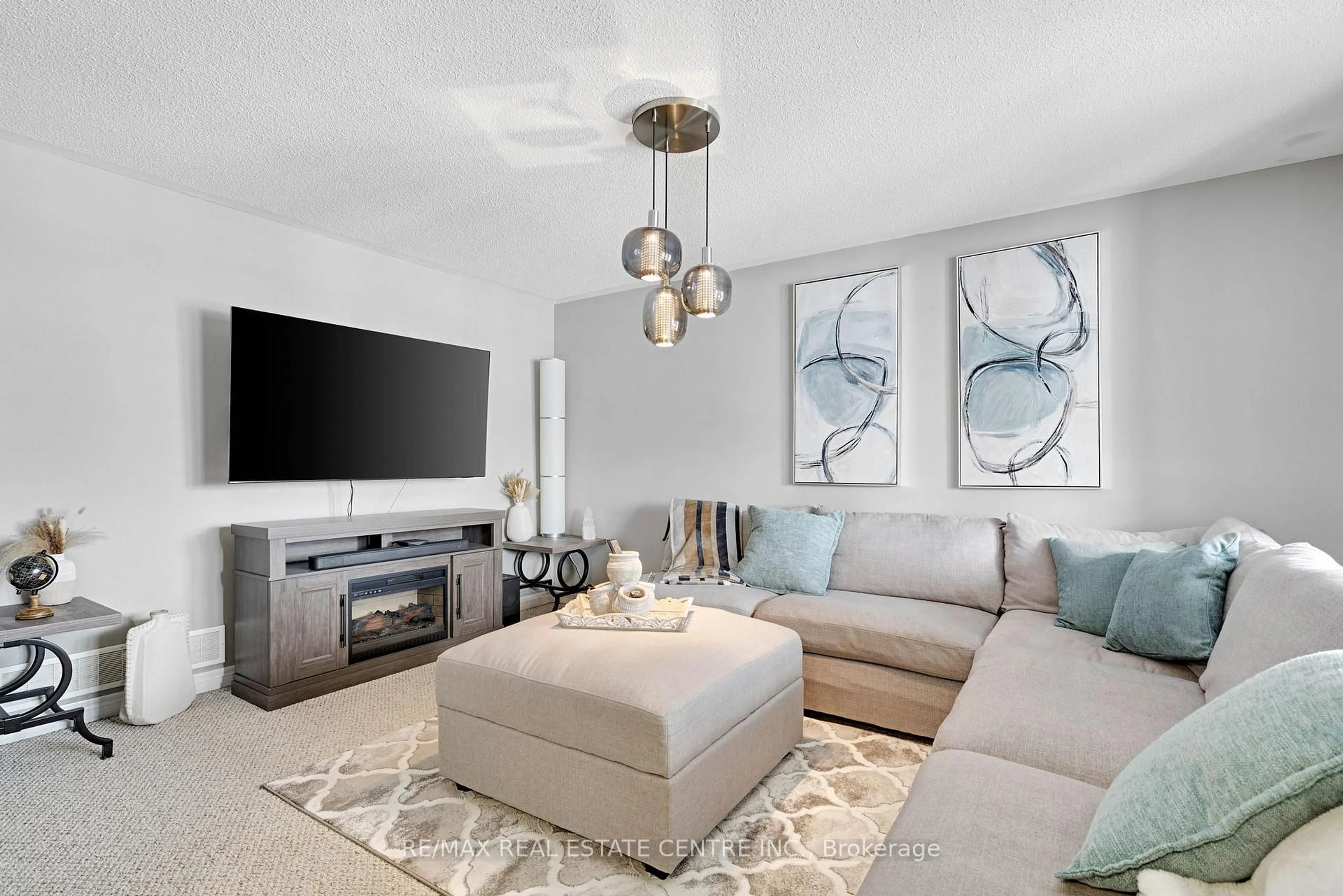 Living room with furniture, unknown for 16 Falconridge Crt, St. Thomas Ontario N5R 6J2